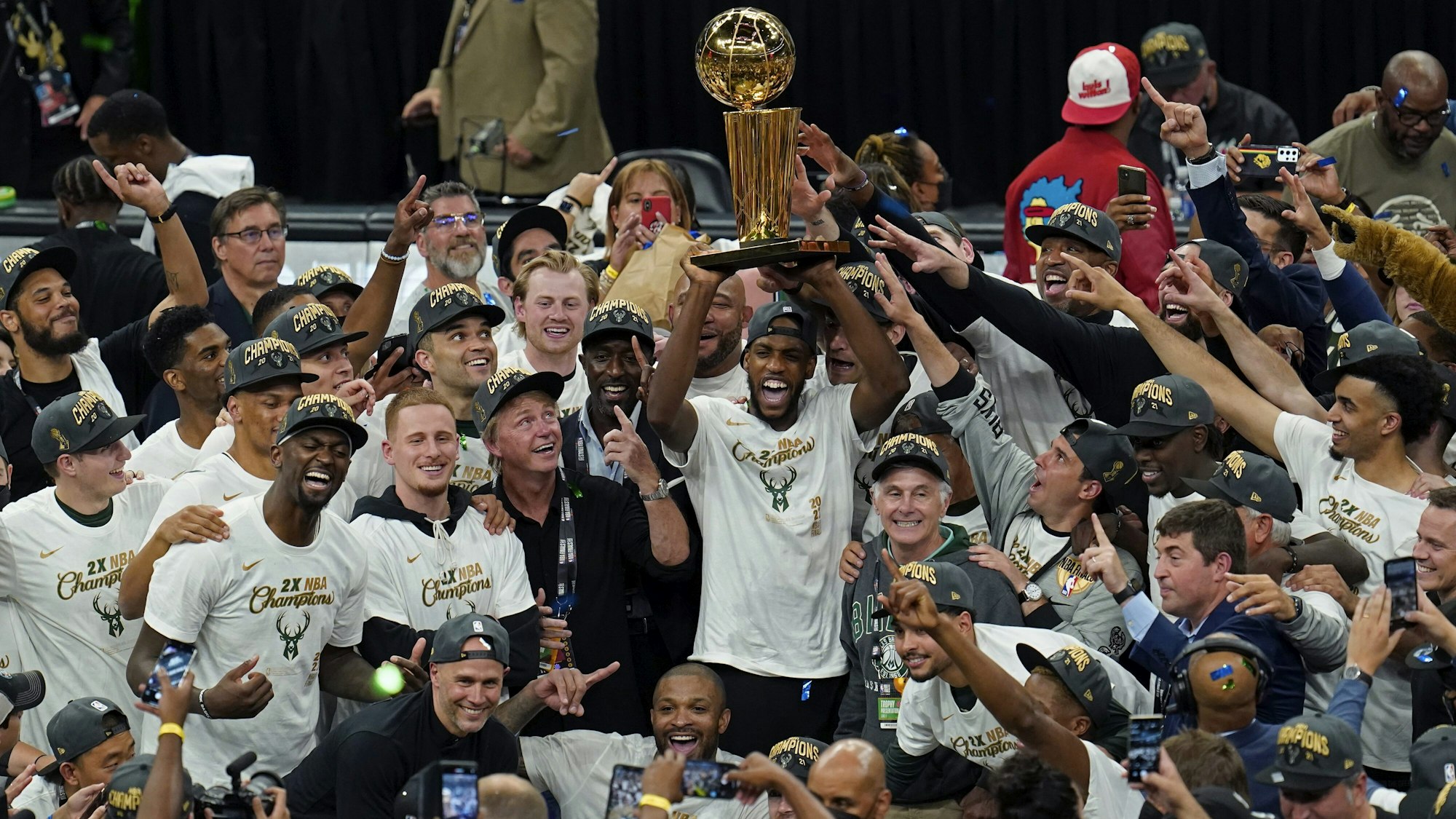 Siegerehrung der Milwaukee Bucks nach dem Sieg gegen die Phoenix Suns im NBA-Finale.