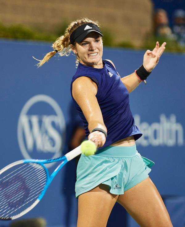 Caty McNally schlägt eine Vorhand in Cincinnati