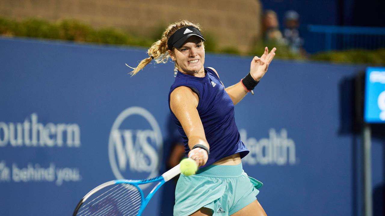 Caty McNally schlägt eine Vorhand in Cincinnati