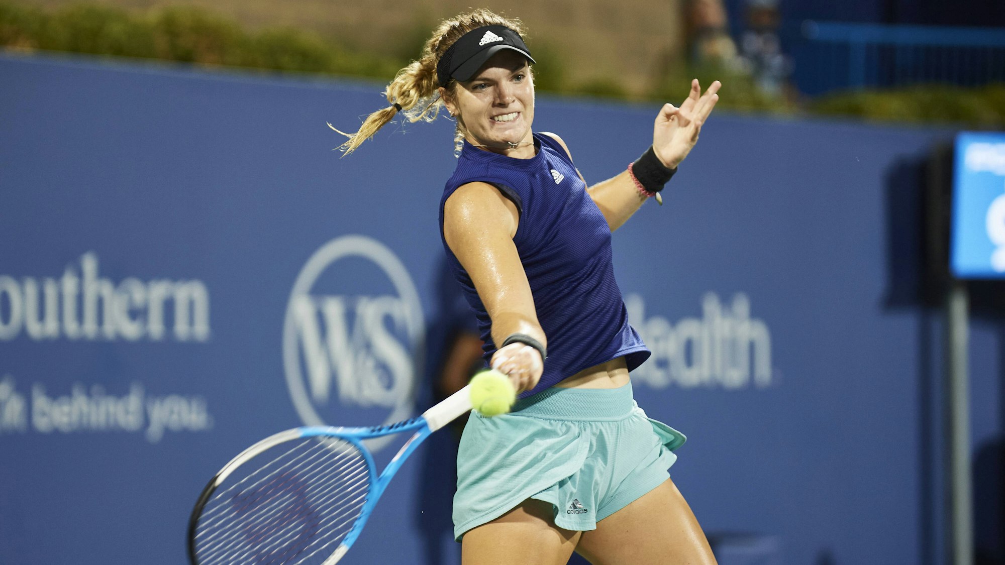 Caty McNally schlägt eine Vorhand in Cincinnati