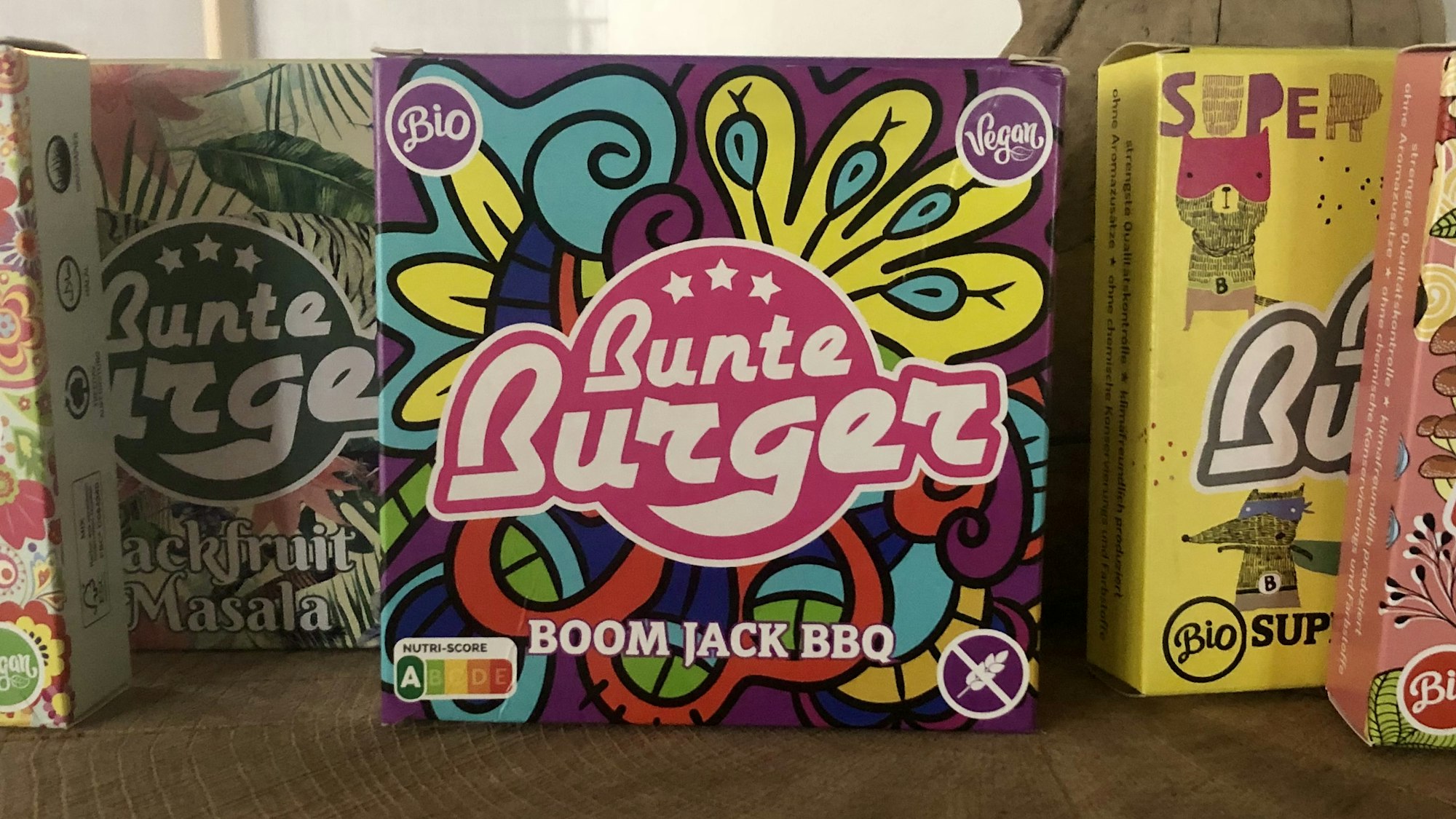 Der „Boom Jack BBQ Patty“ in seiner bunten Verpackung.