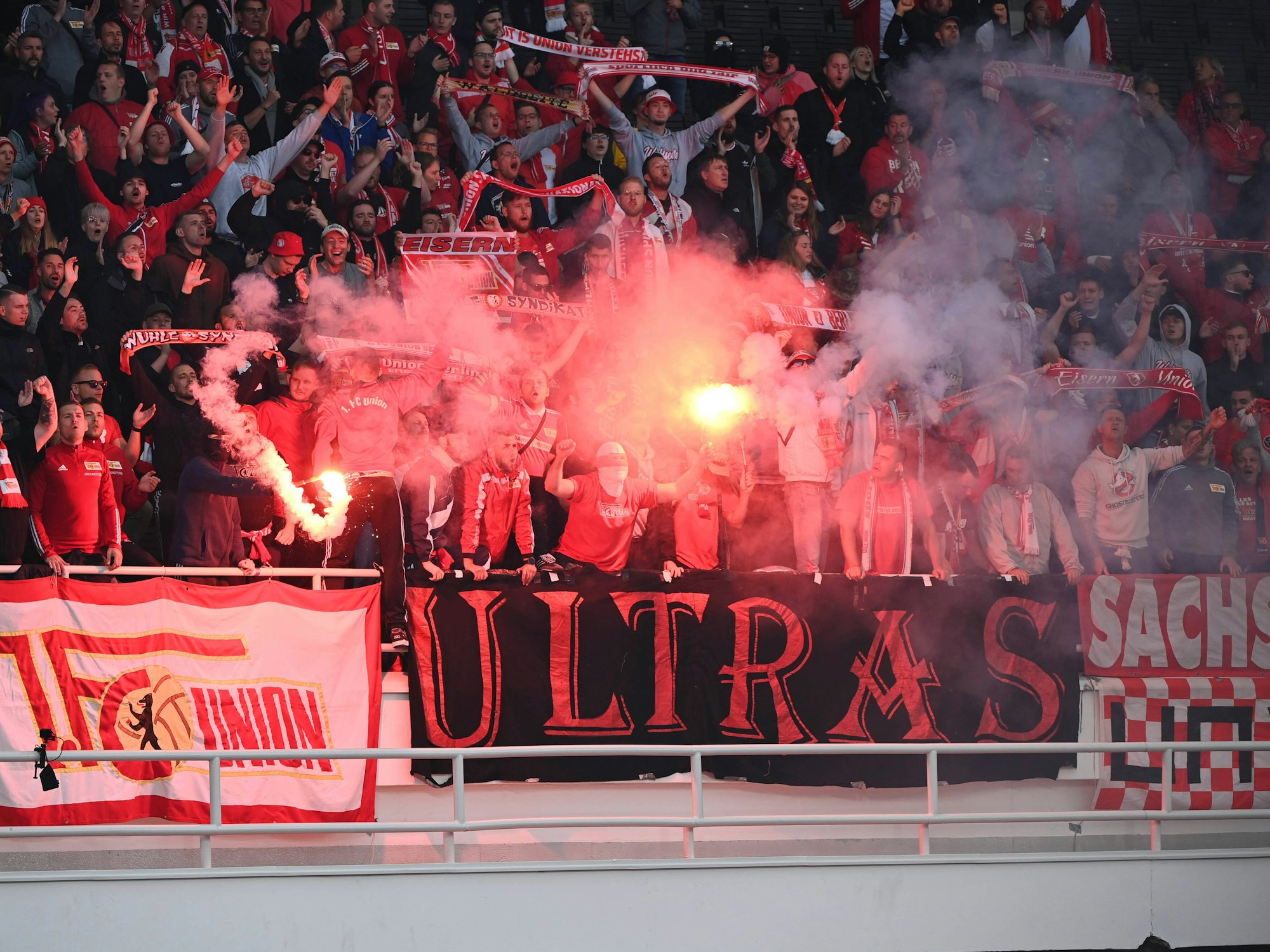 Die Fans von Union Berlin zünden beim Conference League-Spiel gegen den finnischen Verein Kuopion PS Pyrotechnik.