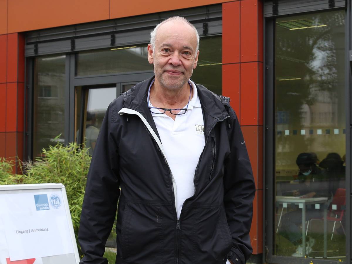 Impfarzt Dr. Jürgen Zastrow auf dem Uni Campus Köln.