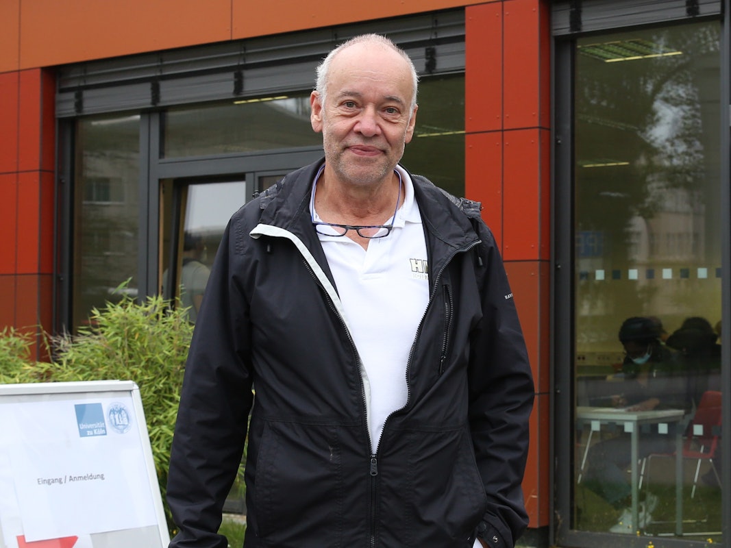 Impfarzt Dr. Jürgen Zastrow auf dem Uni Campus Köln.