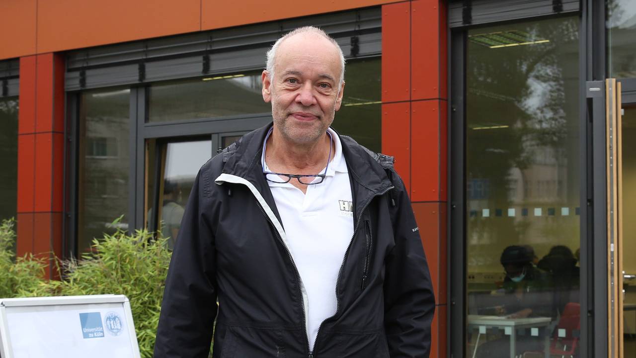 Impfarzt Dr. Jürgen Zastrow auf dem Uni Campus Köln.
