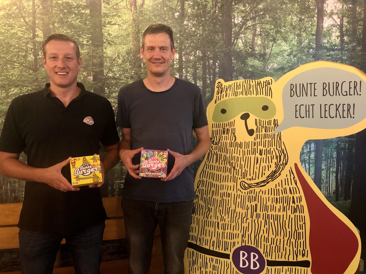 Mario Binder und Ulrich Glemnitz (v.l.) stehen in ihrem Restaurant und zeigen ihre Produkte.