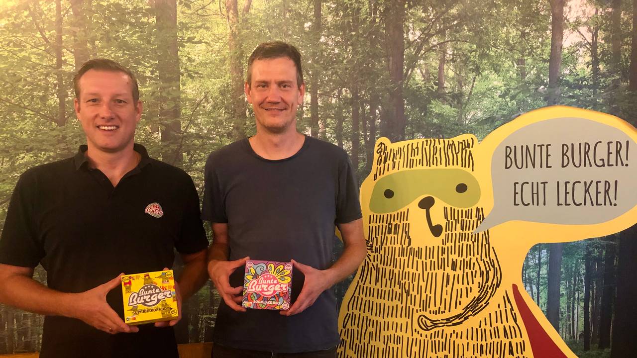Mario Binder und Ulrich Glemnitz (v.l.) stehen in ihrem Restaurant und zeigen ihre Produkte.