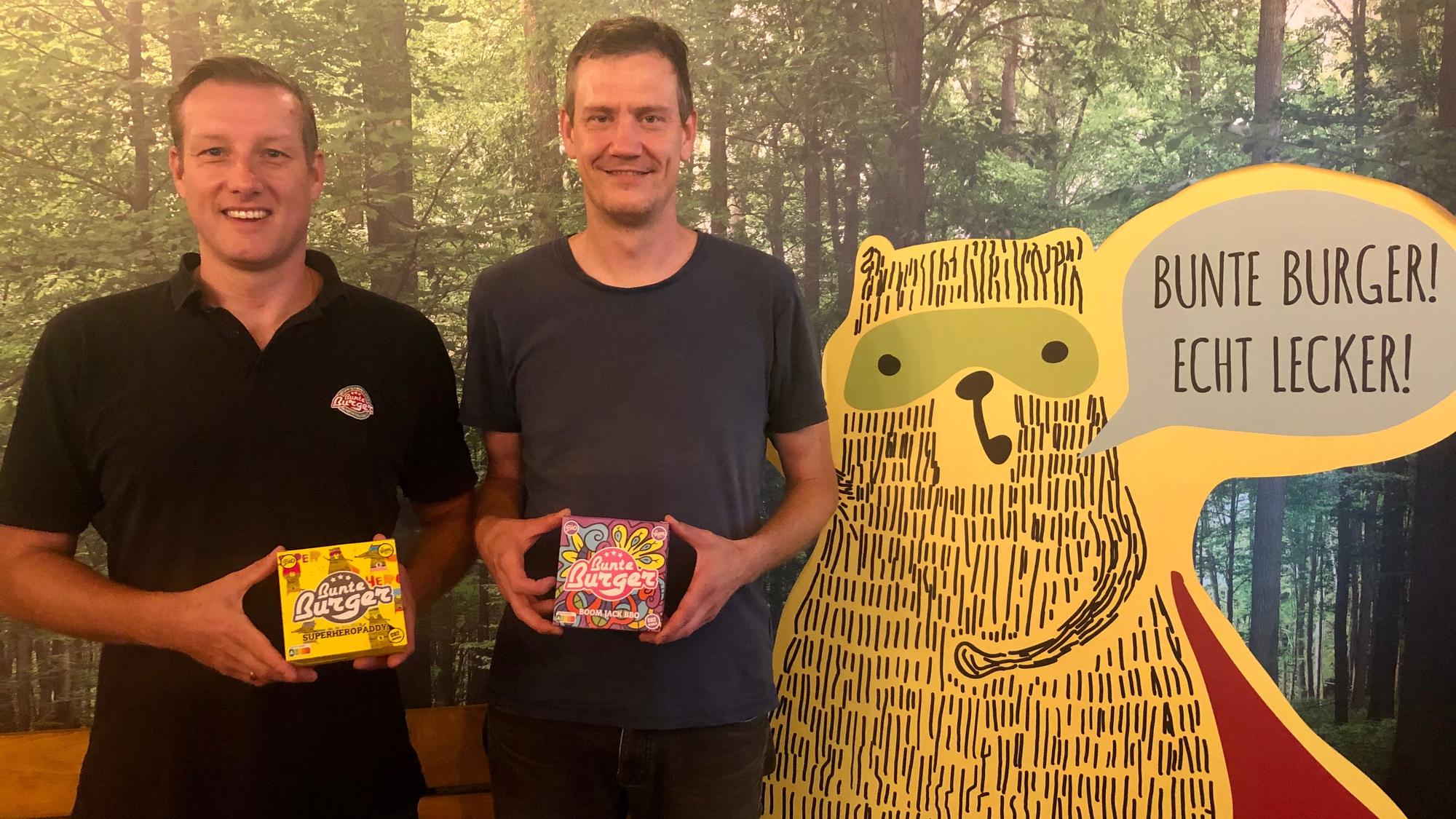 Mario Binder und Ulrich Glemnitz (v.l.) stehen in ihrem Restaurant und zeigen ihre Produkte.