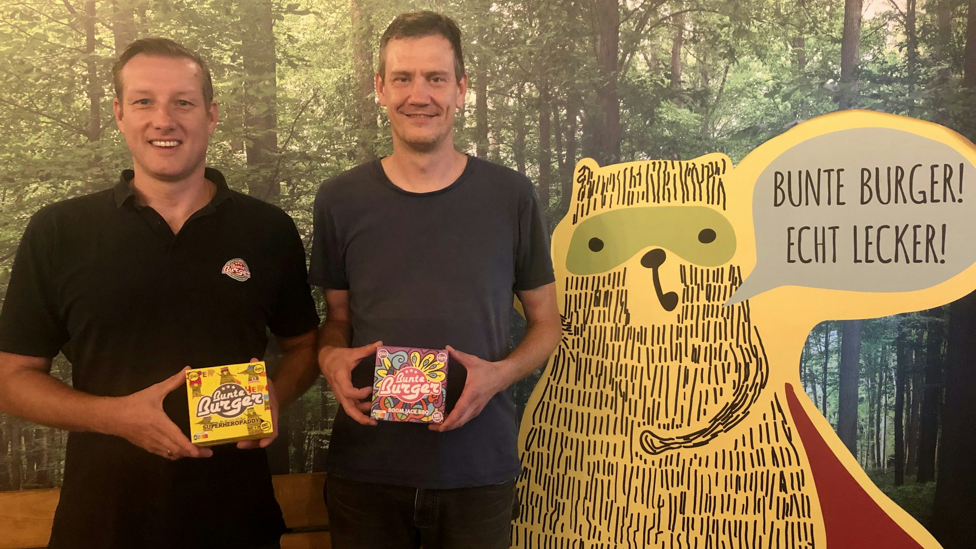 Mario Binder und Ulrich Glemnitz (v.l.) stehen in ihrem Restaurant und zeigen ihre Produkte.