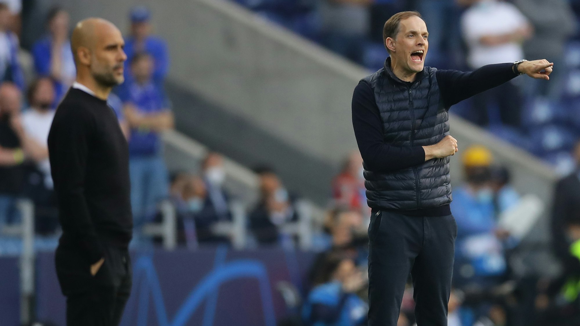 Pep Guardiola und Thomas Tuchel stehen im Finale um die Champions League am Spielfeldrand.