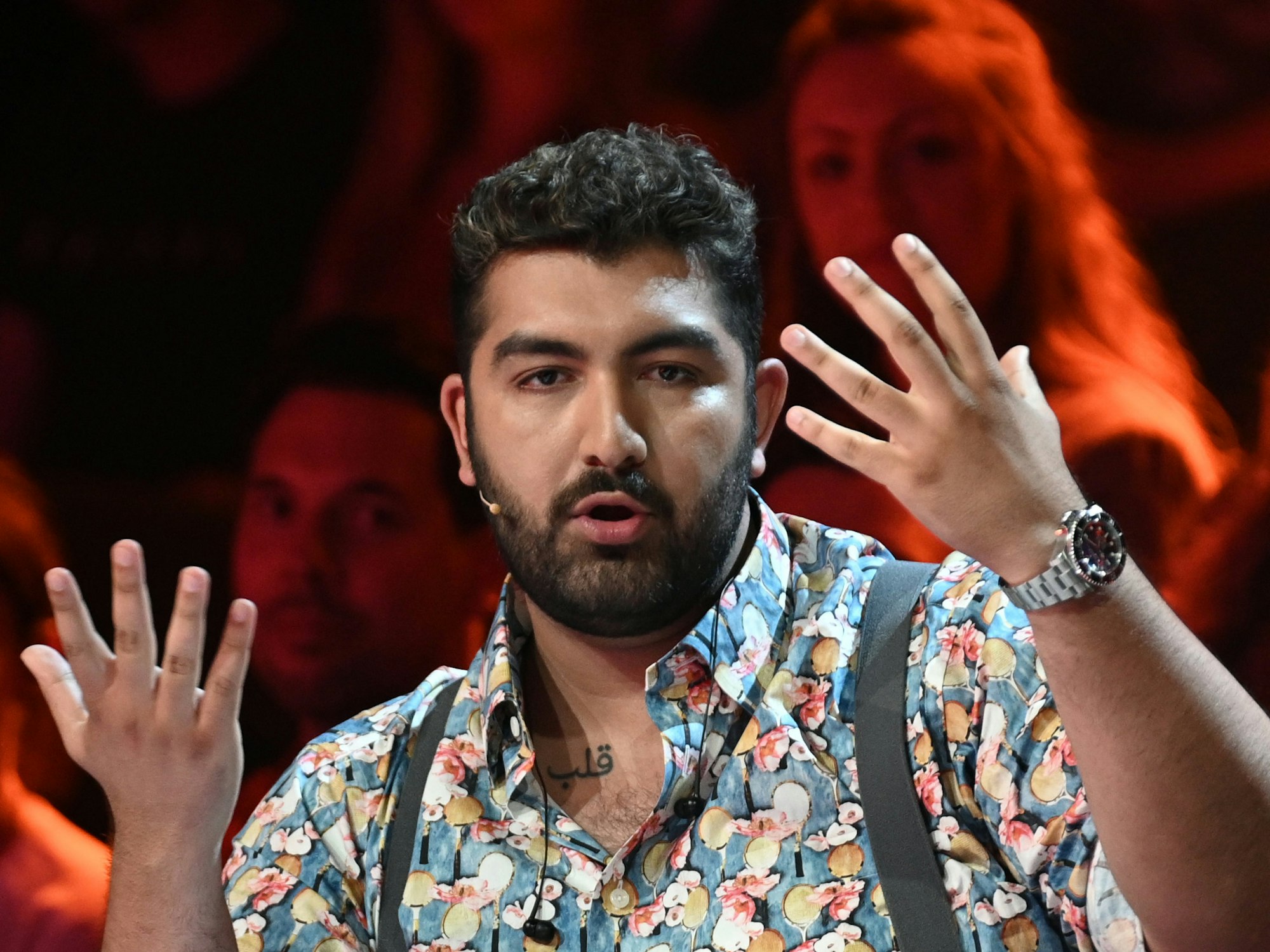 Faisal Kawusi sitzt bei der ProSieben-Show „The Masked Singer“ im Studio.
