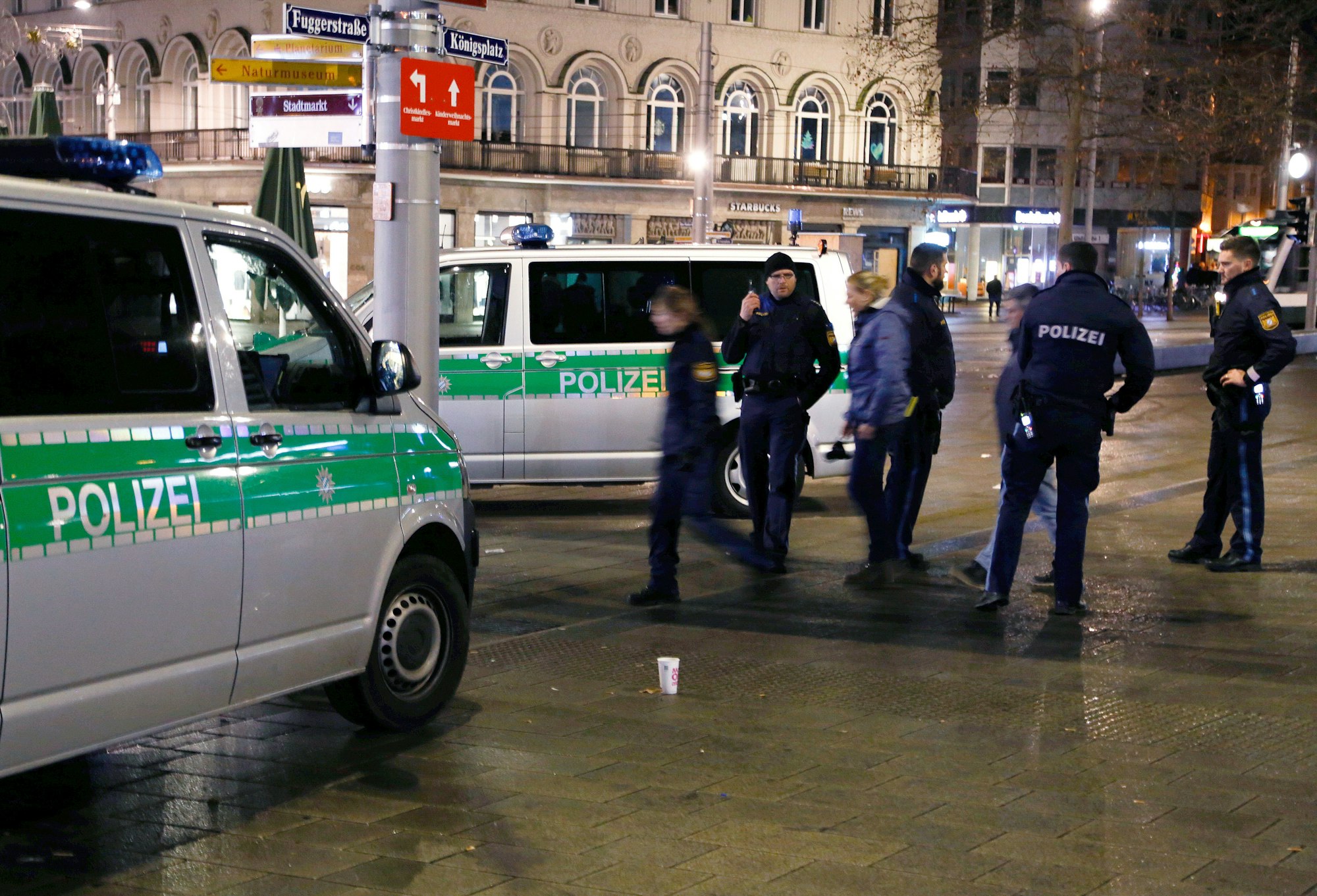 Die Polizei Augsburg (hier ein Archivfoto von 2019) konnte vier Verdächtige in Gewahrsam nehmen.
