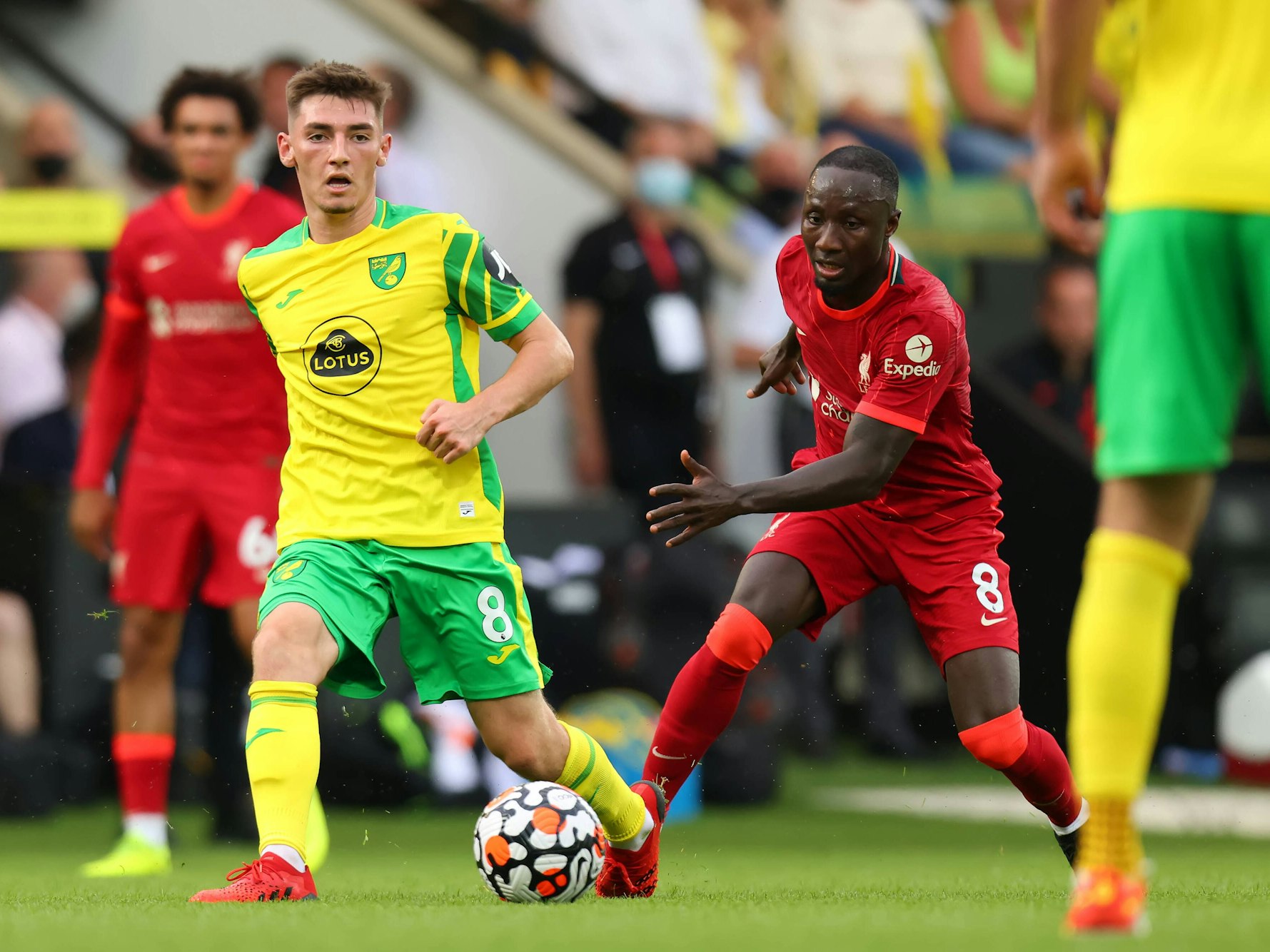 Norwich Citys Billy Gilmour im Zweikampf mit Liverpools Naby Keita.
