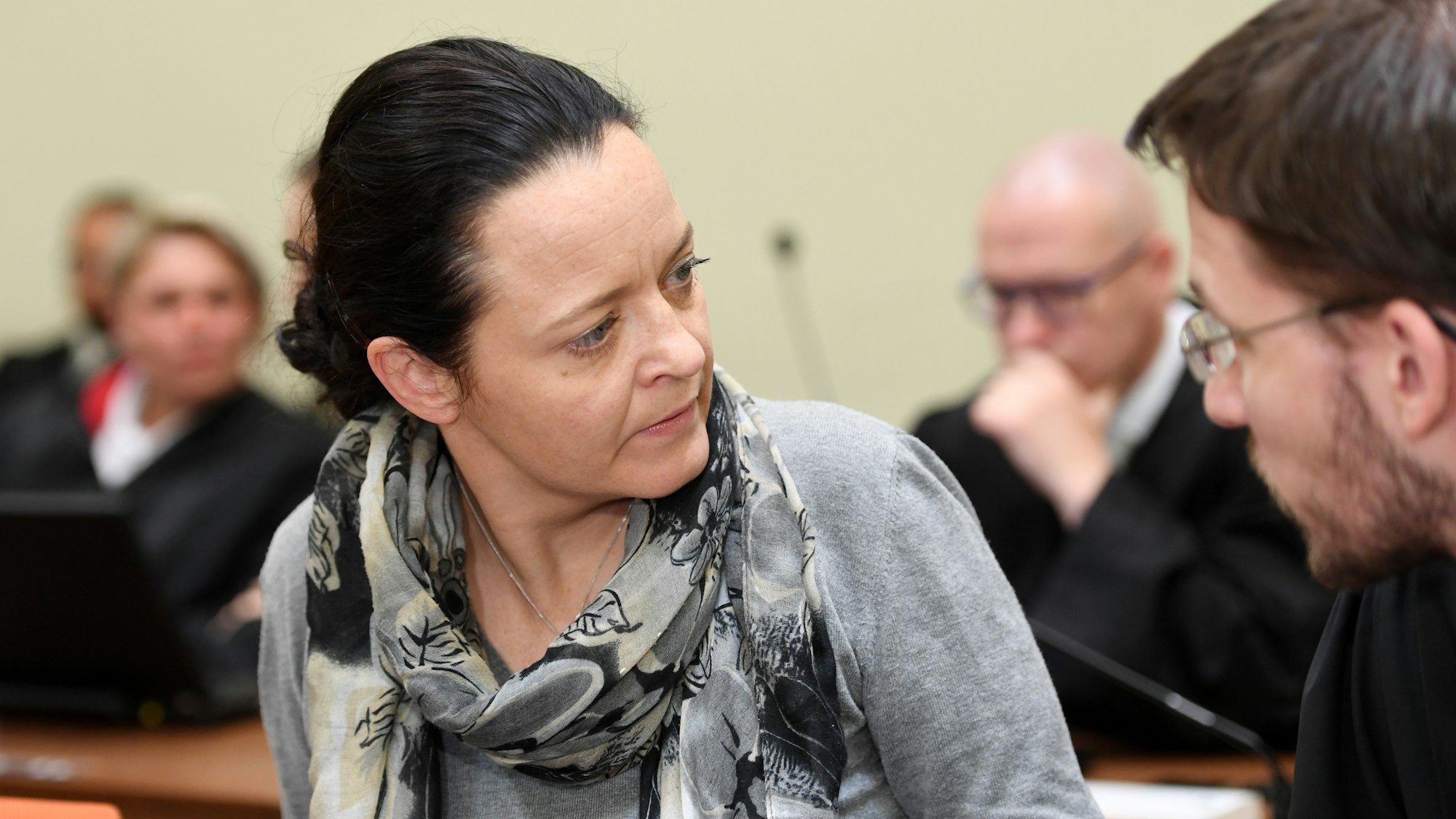 02.05.2018, Bayern, München: Die Angeklagte Beate Zschäpe und ihr Anwalt Mathias Grasel (r) unterhalten sich im Oberlandesgericht München im NSU-Prozess. Im Prozess um die Morde und Terroranschläge des 'Nationalsozialistischen Untergrunds' (NSU) werden die Schlussvorträge der Anwälte des Mitangeklagten Carsten S. erwartet. Foto: Tobias Hase/dpa ++ +++ dpa-Bildfunk +++; Die Angeklagte Beate Zschäpe im Jahr 2018 in München vor Gericht.