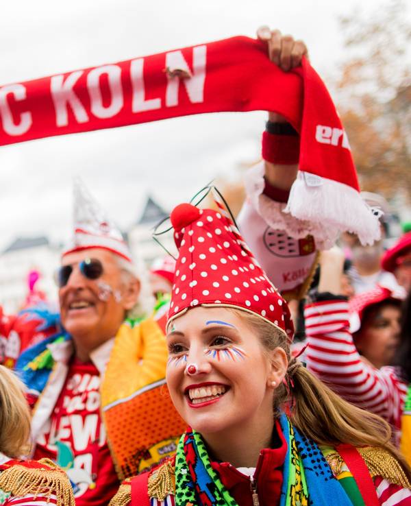 Jecken feiern auf dem Heumarkt den Auftakt der Karnevalssession.