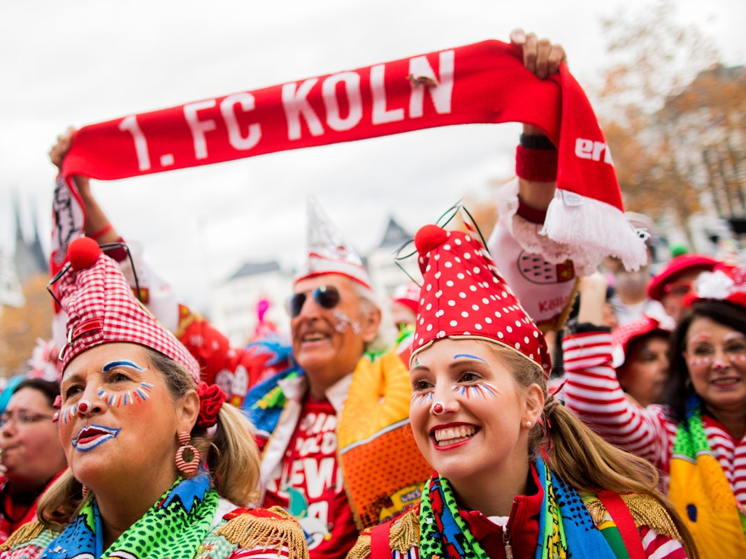 Jecken feiern auf dem Heumarkt den Auftakt der Karnevalssession.