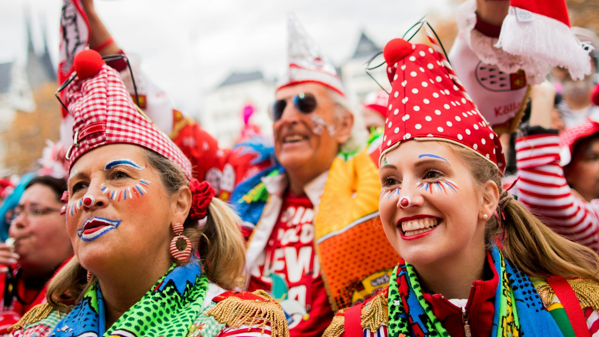 Jecken feiern auf dem Heumarkt den Auftakt der Karnevalssession.