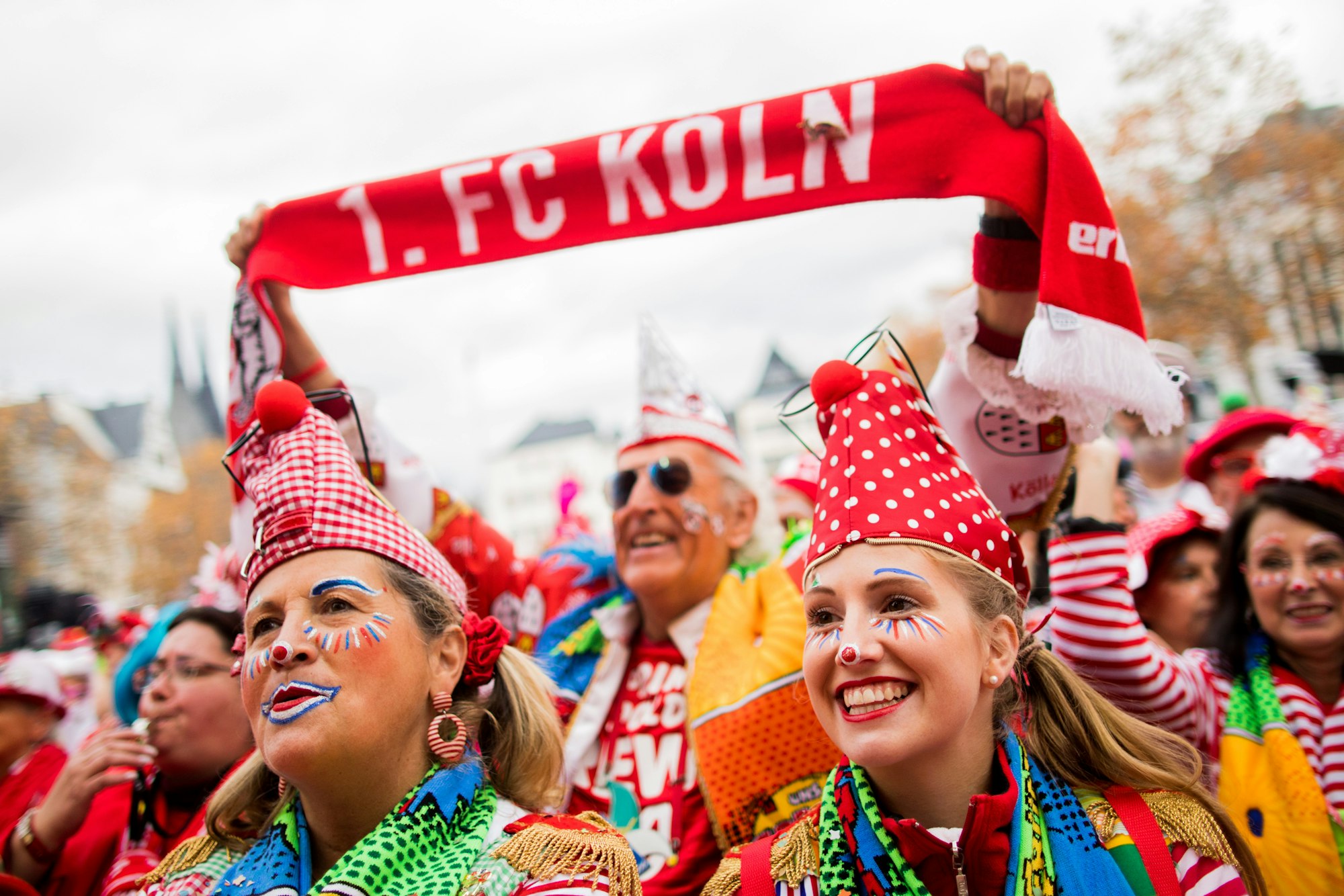 Jecke lachen am 11.11. bunt kostümiert in die Kamera.
