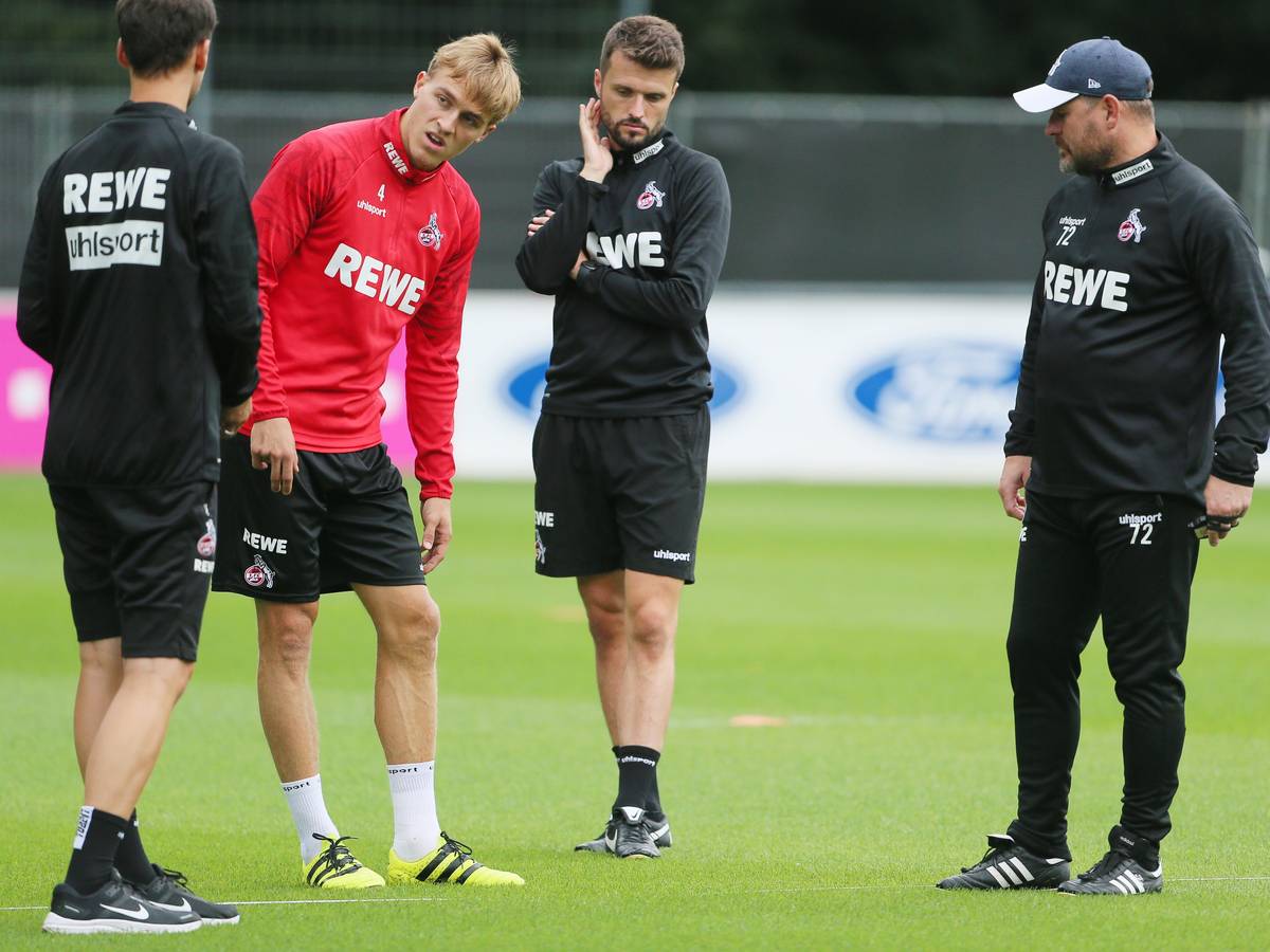 Timo Hübers (1. FC Köln), hat das Training nach dem Aufwärmen beendet.