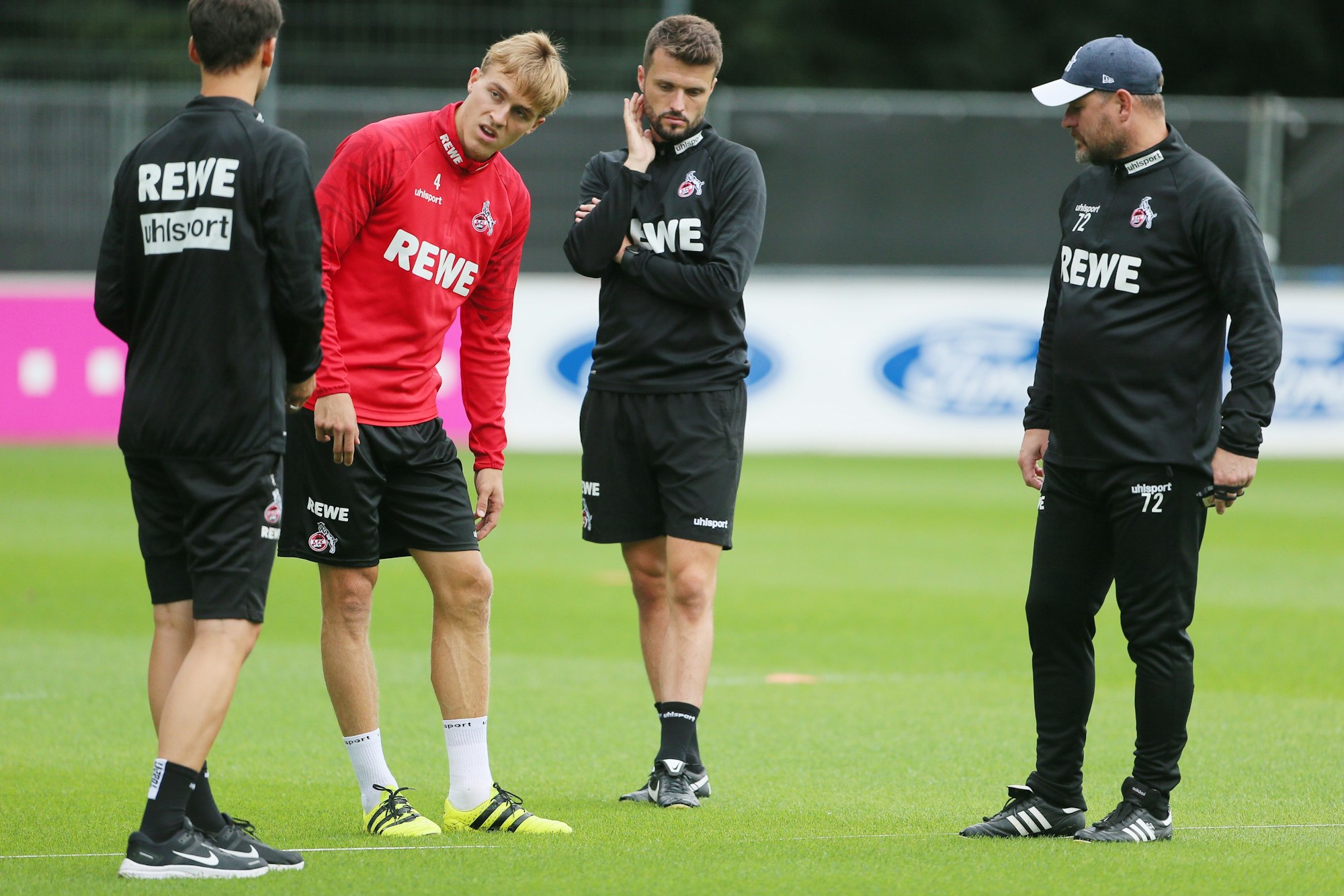 Timo Hübers (1. FC Köln), hat das Training nach dem Aufwärmen beendet.