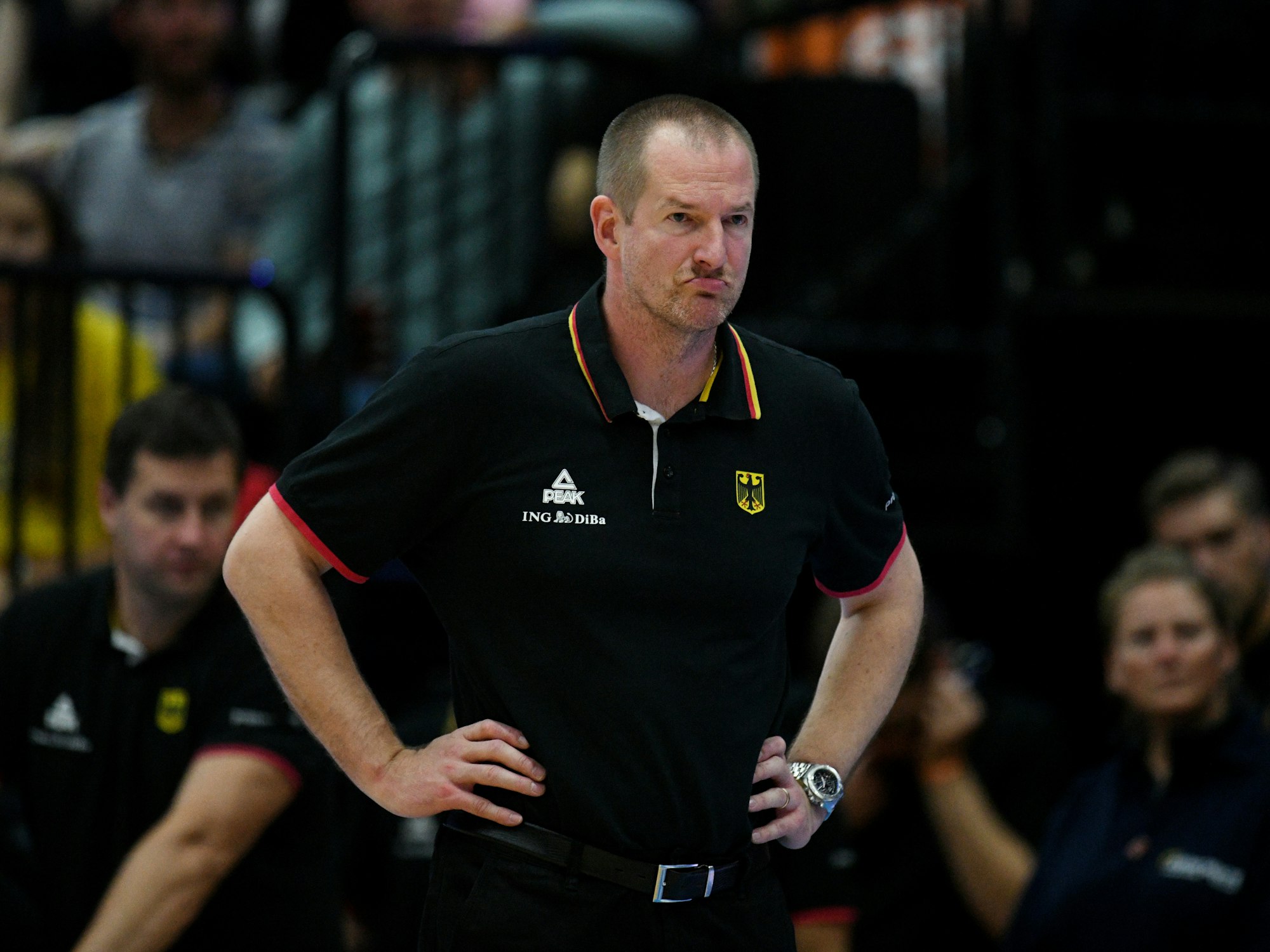 Deutschlands Bundestrainer Hendrik Rödl steht am Spielfeldrand.