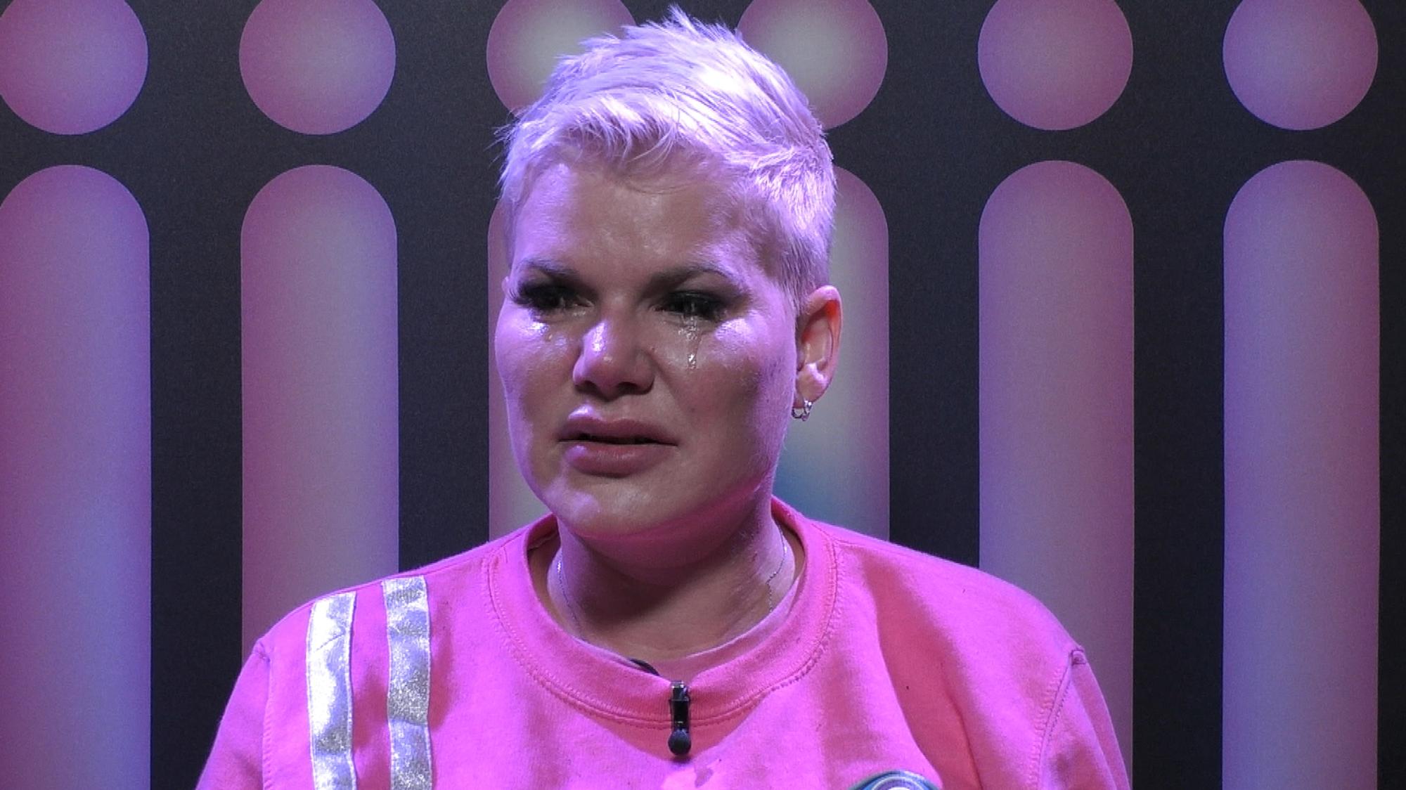 Promi Big Brother 2021: Melanie wird von ihrem Gefühlen übermannt und es kullern dicke Tränen.