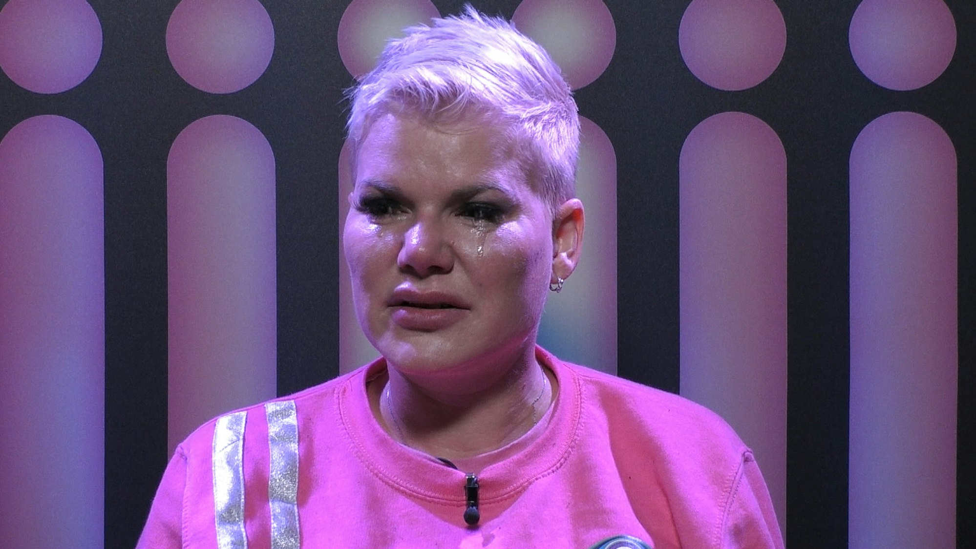 Promi Big Brother 2021: Melanie wird von ihrem Gefühlen übermannt und es kullern dicke Tränen.
