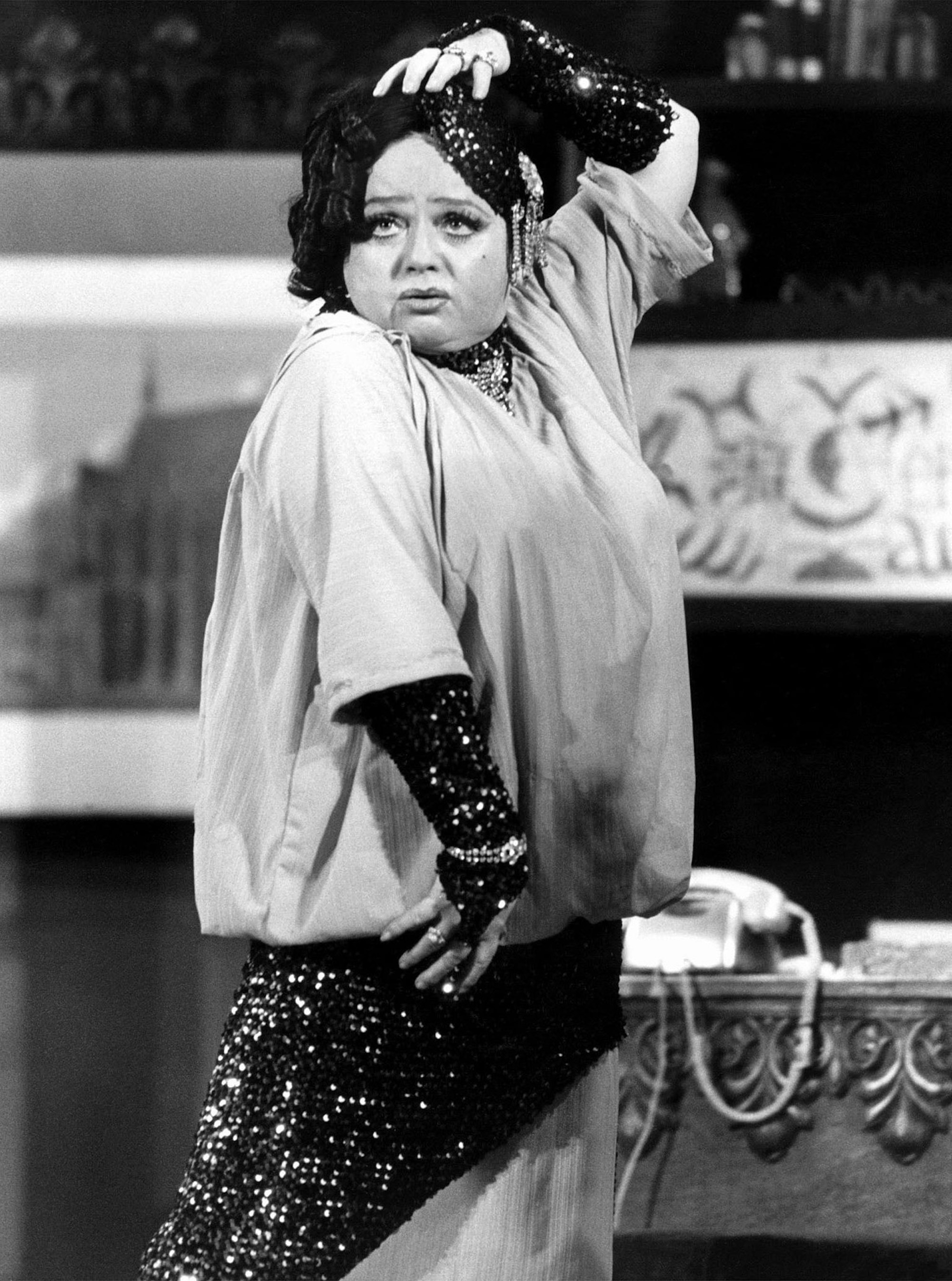 Die Kölner Sängerin und Schauspielerin Trude Herr in dramatischer Pose auf der Bühne.