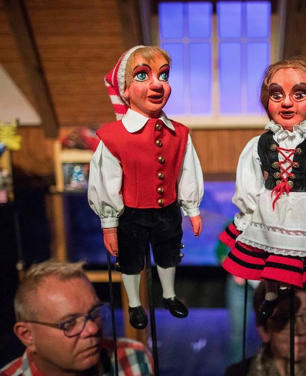 Die Stockpuppen Hänneschen (l) und Bärbelchen.