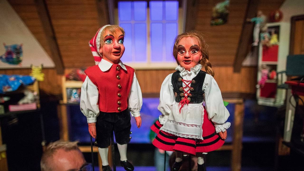 Die Stockpuppen Hänneschen (l) und Bärbelchen.