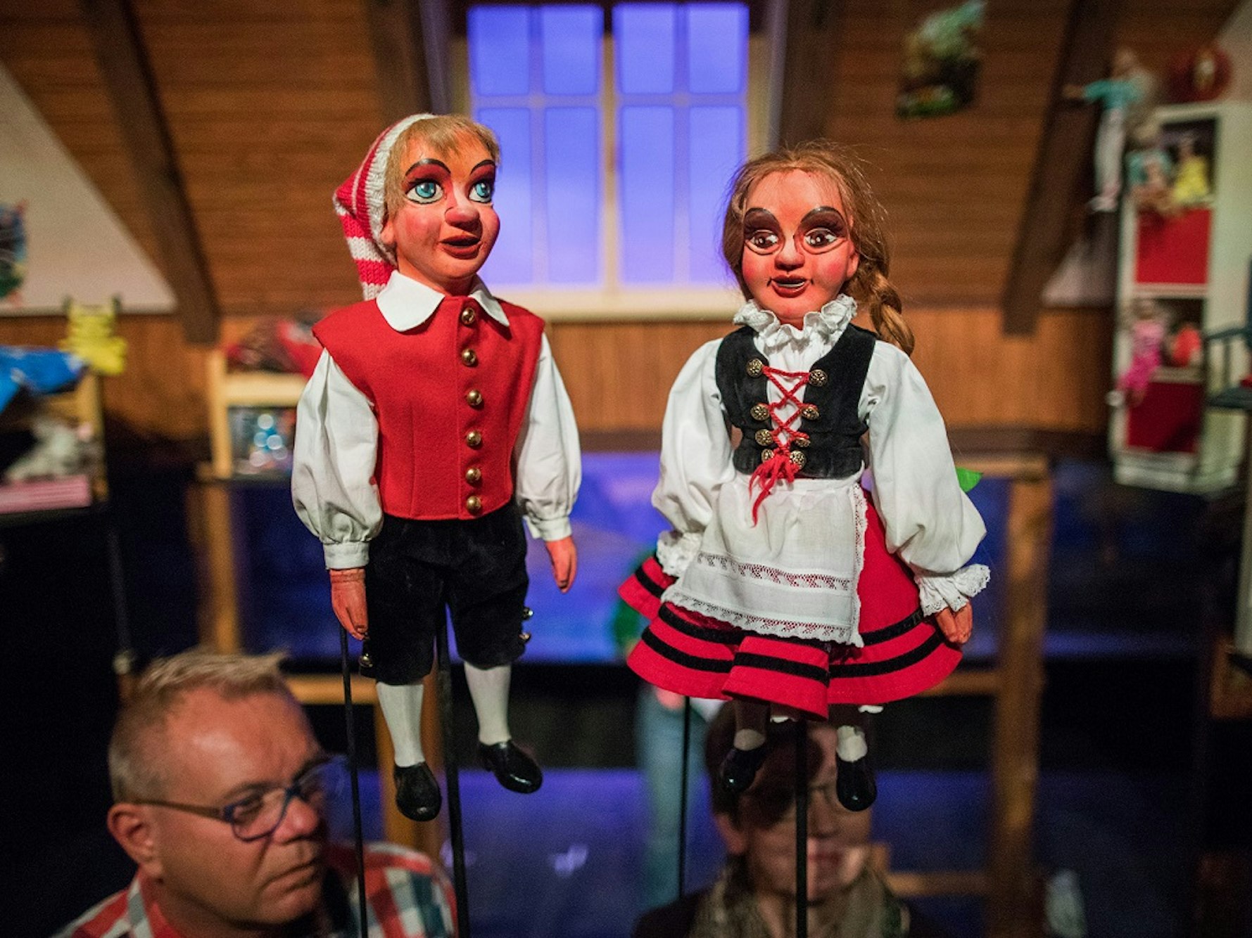 Die Stockpuppen Hänneschen (l) und Bärbelchen.