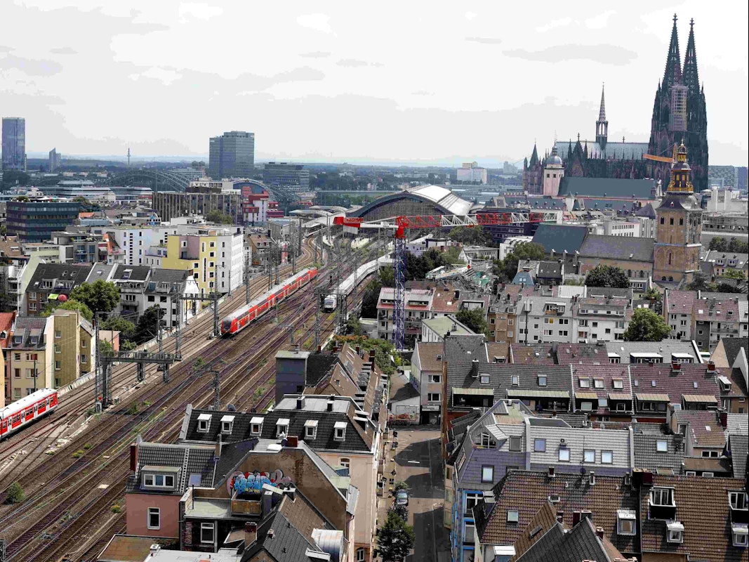 Eine S-Bahn fährt auf den Gleisen in Richtung Kölner Haptbahnhof.