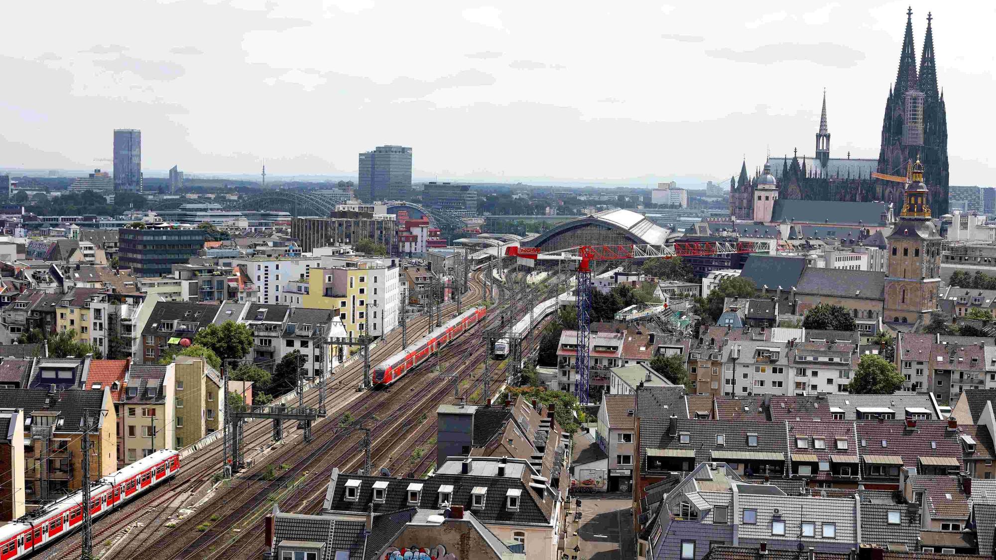 Eine S-Bahn fährt auf den Gleisen in Richtung Kölner Haptbahnhof.