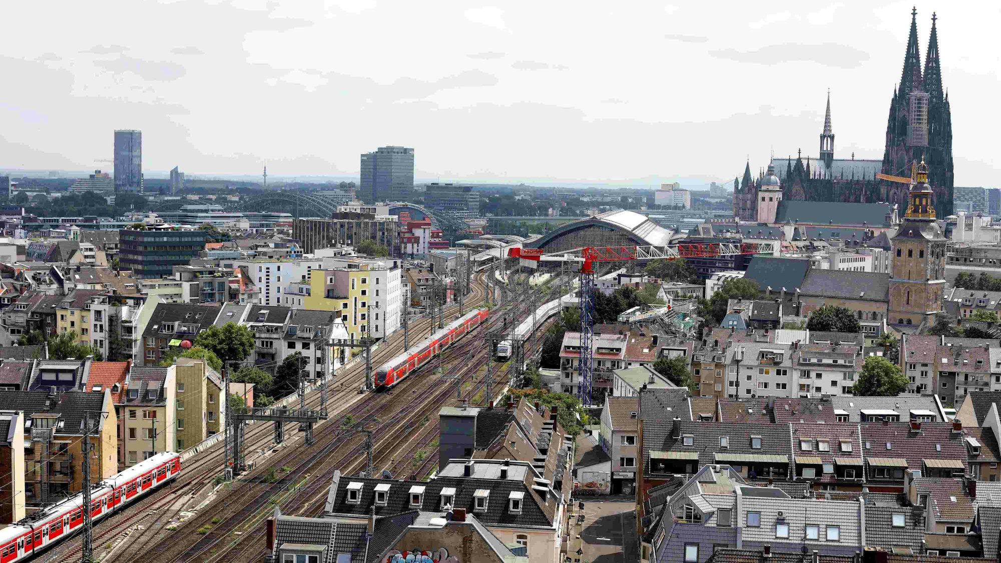Eine S-Bahn fährt auf den Gleisen in Richtung Kölner Haptbahnhof.