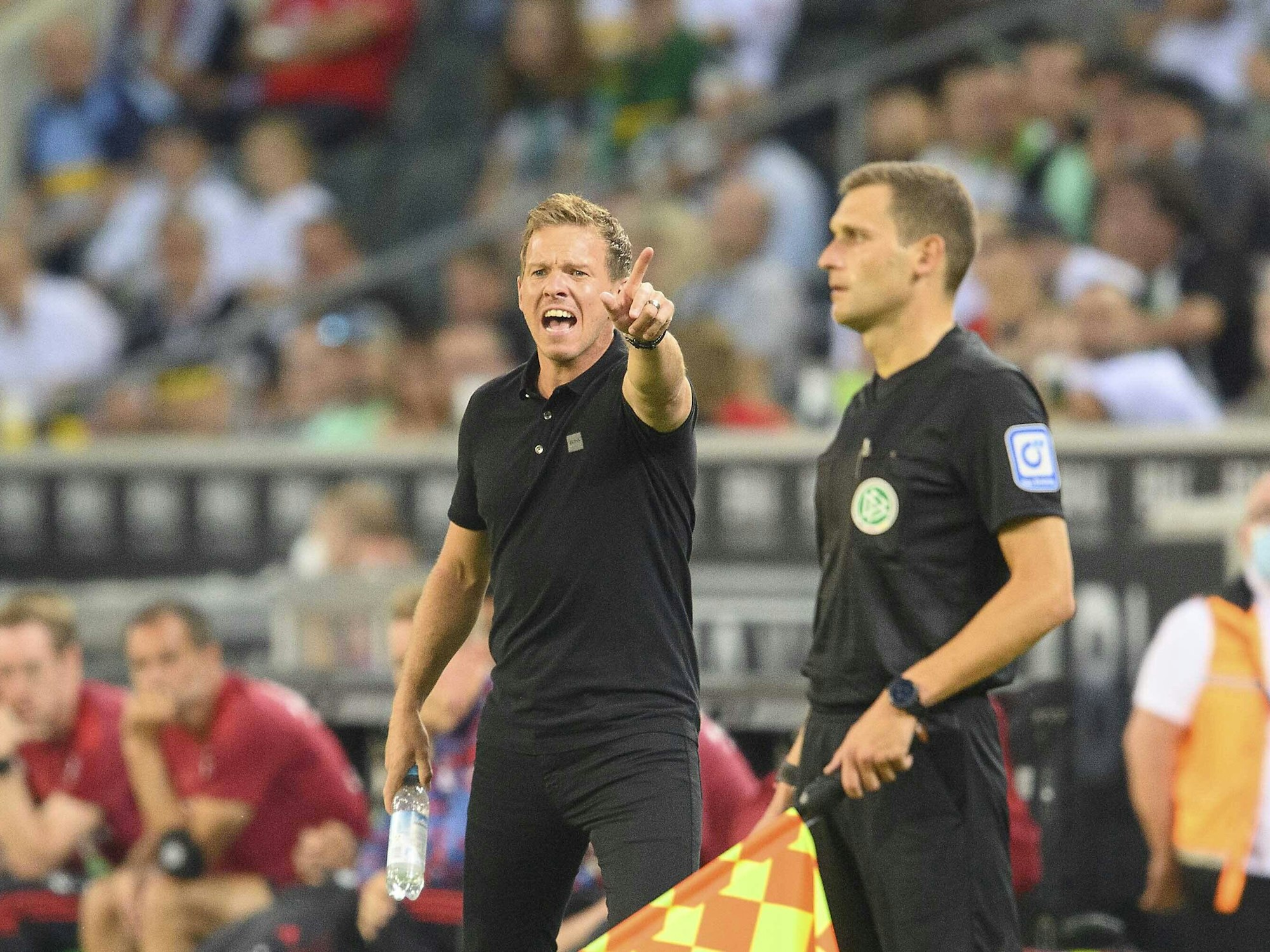 Bayern-Trainer Julian Nagelsmann gestikuliert während des Bundesligaspiels gegen Borussia Mönchengladbach.