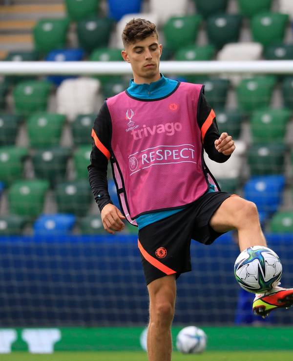 Kai Havertz nimmt einen Ball in der Luft an