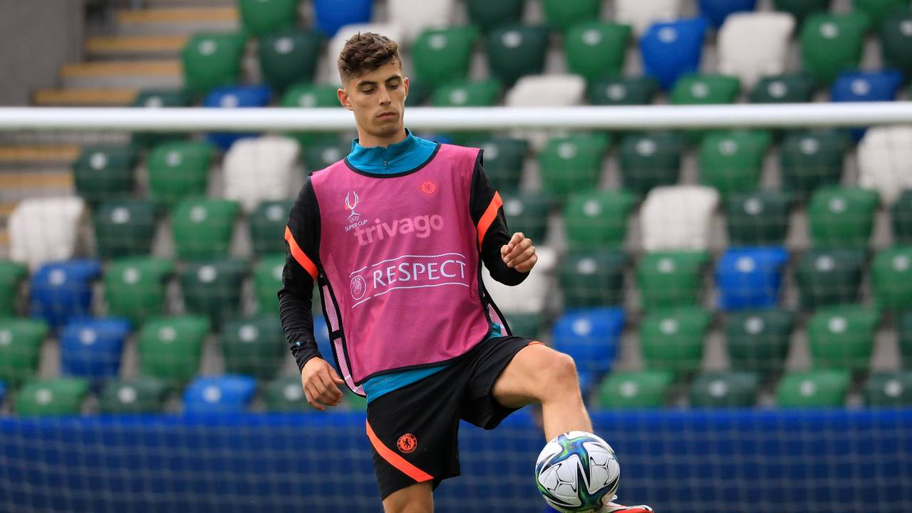 Kai Havertz nimmt einen Ball in der Luft an
