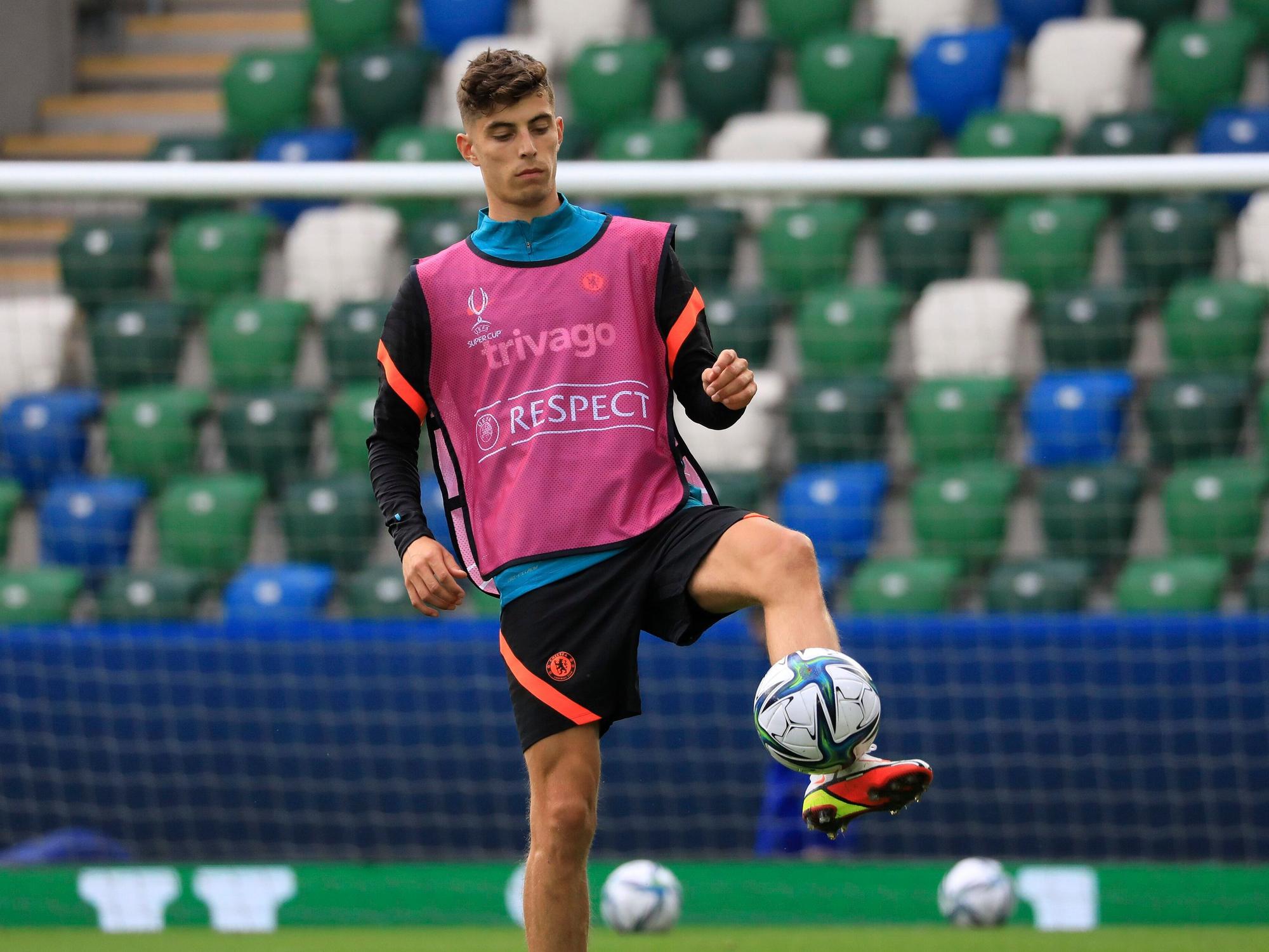 Kai Havertz nimmt einen Ball in der Luft an