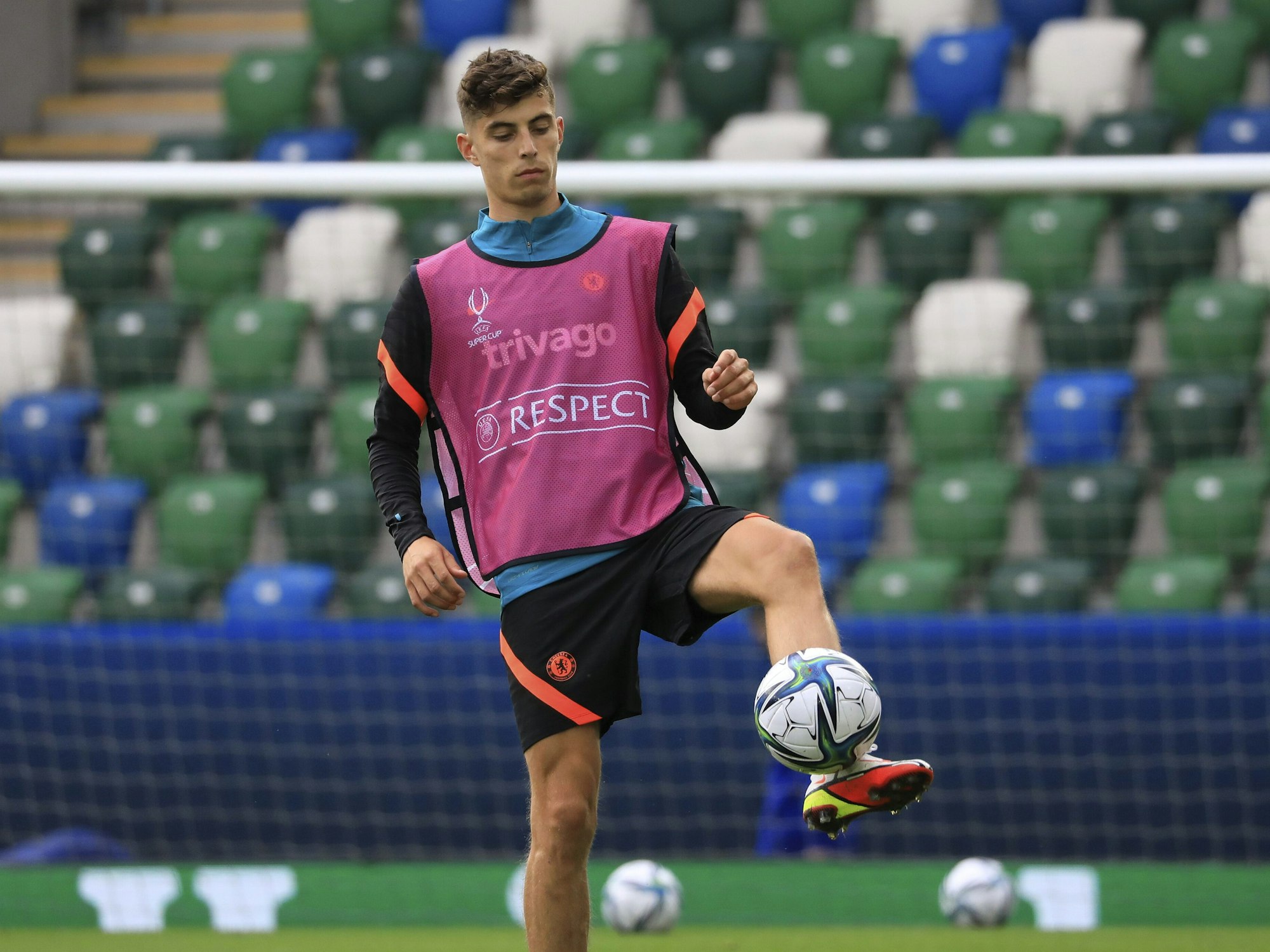 Kai Havertz nimmt einen Ball in der Luft an