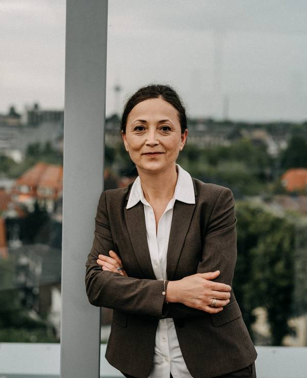 Kölner Lehrerin Ayla Celik (52) und Chefin der Gewerkschaft GEW steht auf einer Terrasse.