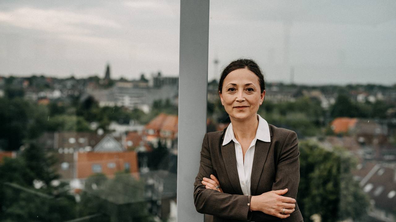 Kölner Lehrerin Ayla Celik (52) und Chefin der Gewerkschaft GEW steht auf einer Terrasse.
