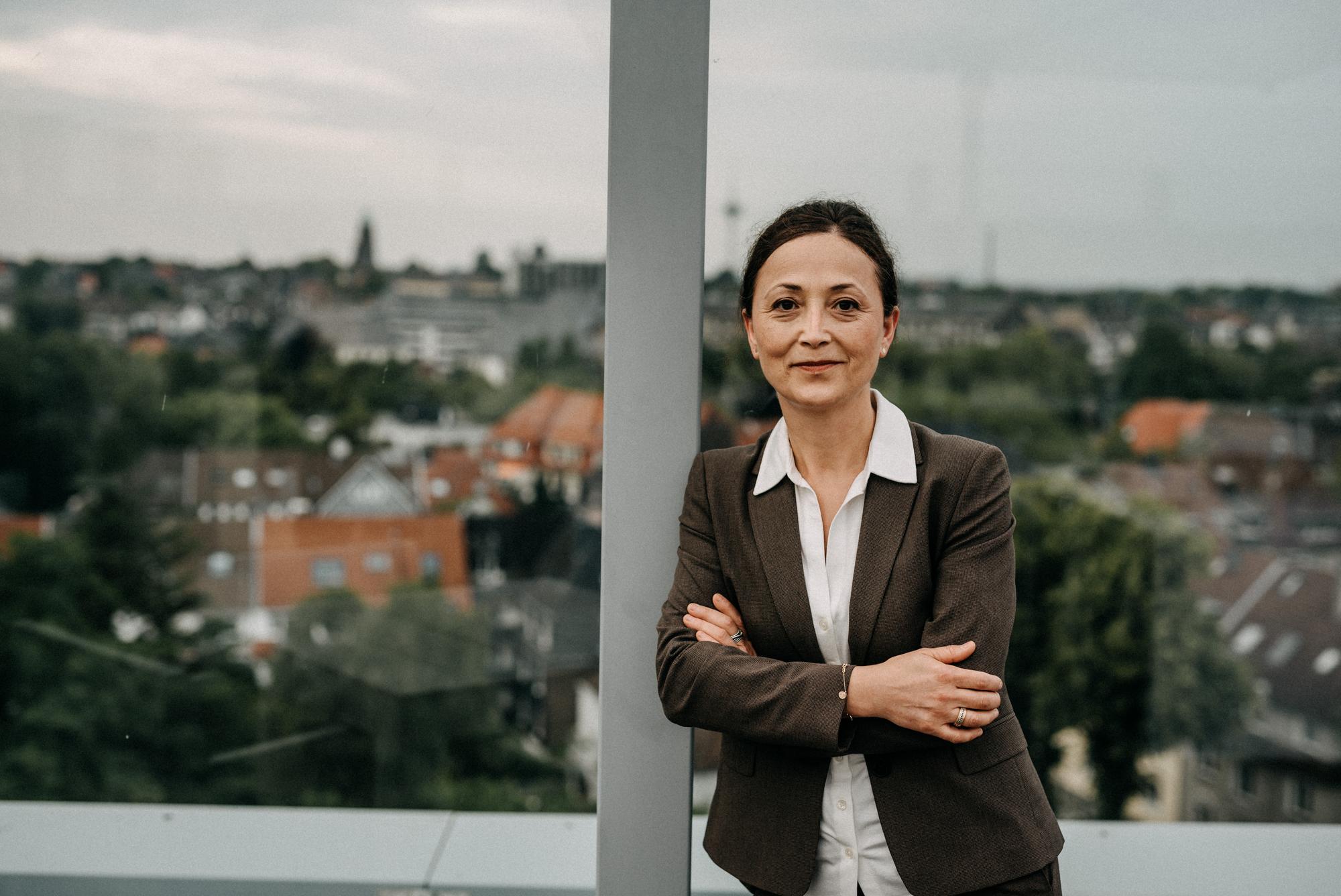 Kölner Lehrerin Ayla Celik (52) und Chefin der Gewerkschaft GEW steht auf einer Terrasse.