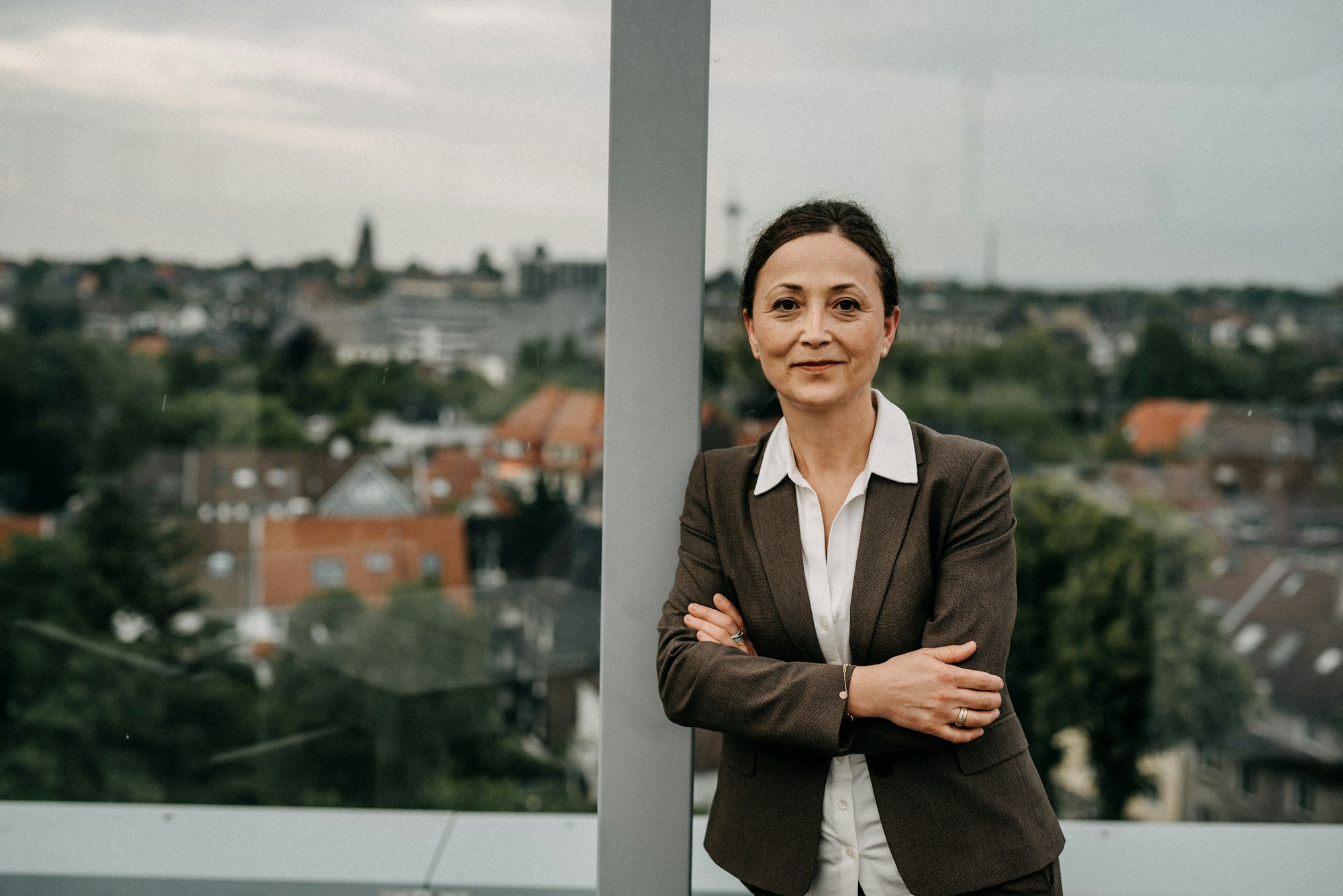 Kölner Lehrerin Ayla Celik (52) und Chefin der Gewerkschaft GEW steht auf einer Terrasse.