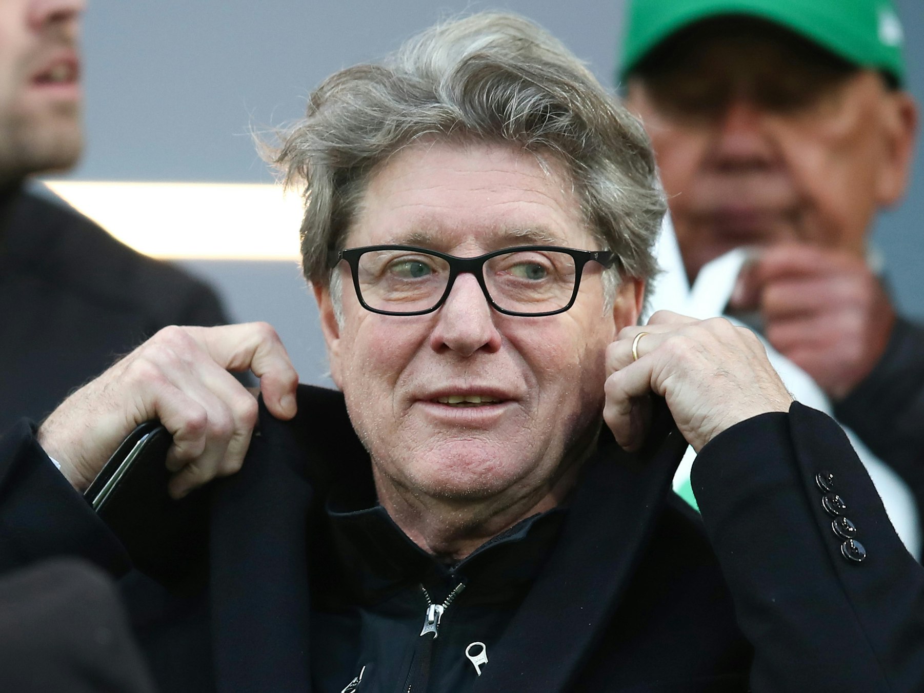 Toni Schumacher, damaliger Vize-Präsident des 1. FC Köln ist vor dem Spiel gegen Fürth auf der Tribüne.