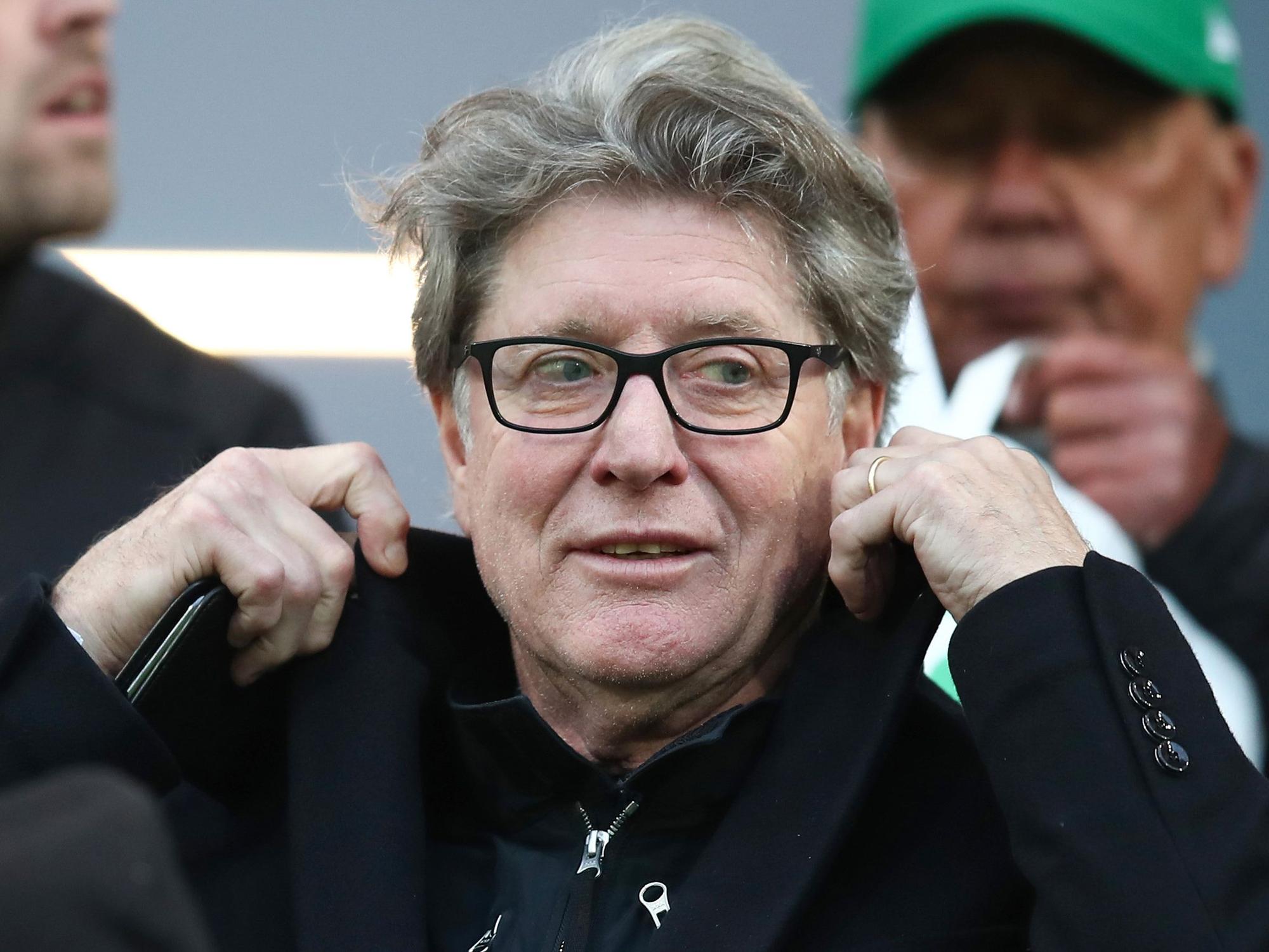 Toni Schumacher, damaliger Vize-Präsident des 1. FC Köln ist vor dem Spiel gegen Fürth auf der Tribüne.