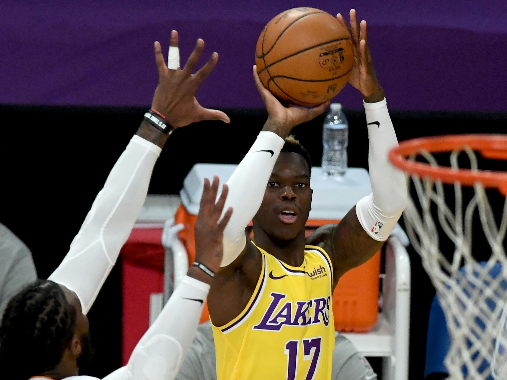 Dennis Schröder aus Deutschland von den Lakers wirft neben Jae Crowder von den Suns.