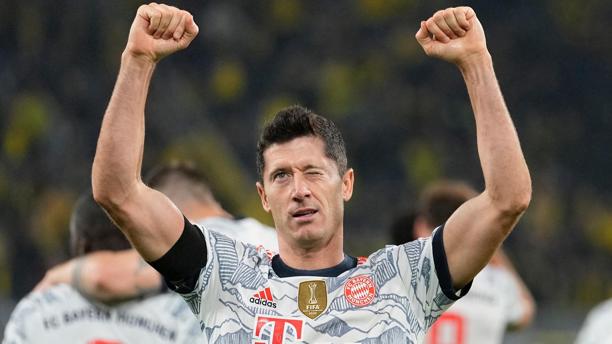 Robert Lewandowski jubelt für den FC Bayern München gegen Borussia Dortmund.