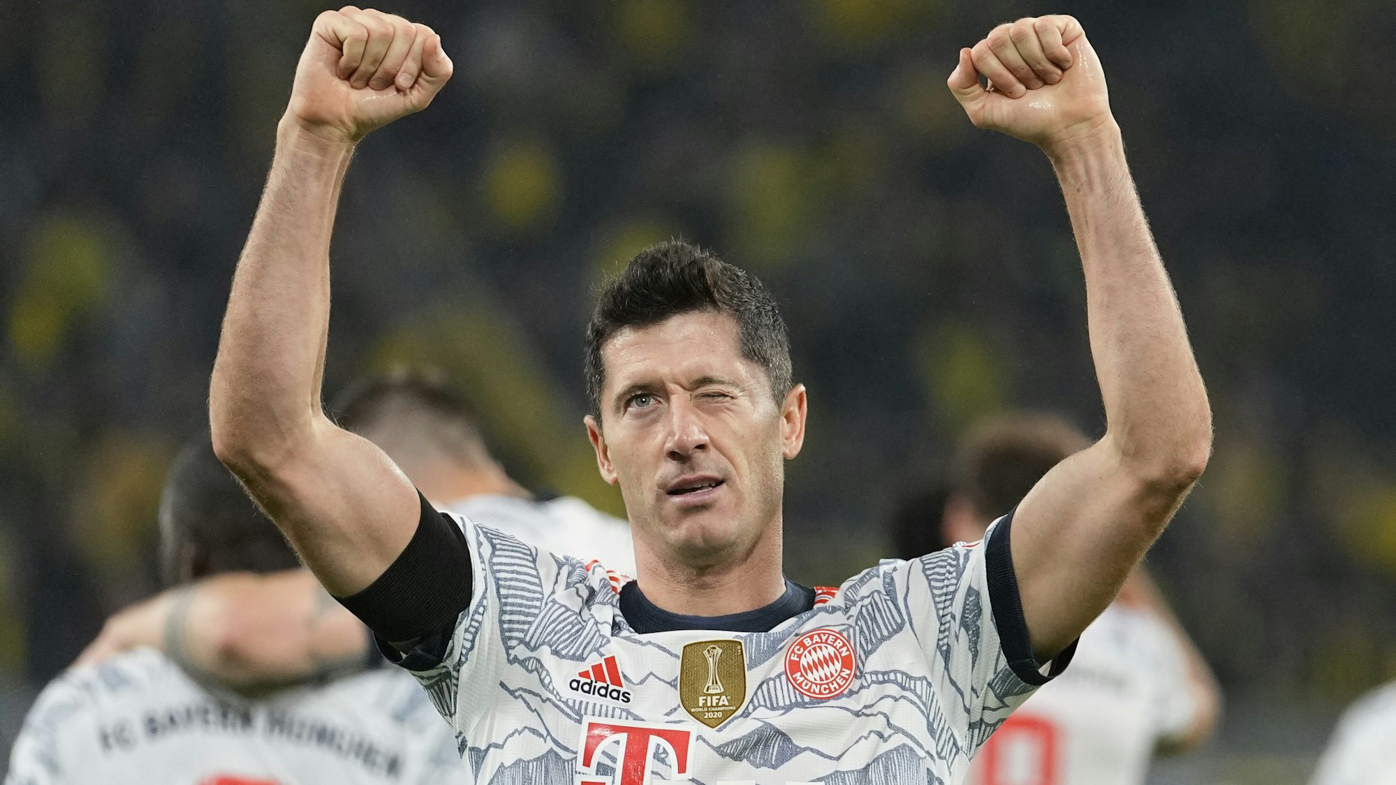 Robert Lewandowski jubelt für den FC Bayern München gegen Borussia Dortmund.
