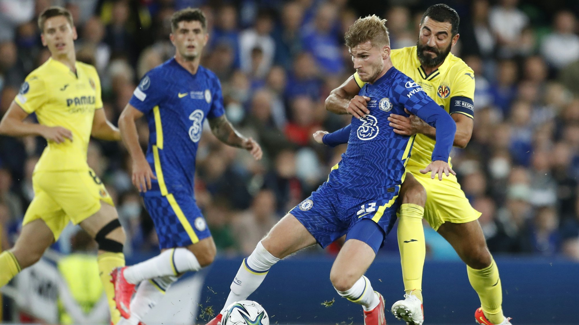 Raul Albiol von Villarreal fordert Timo Werner von Chelsea.