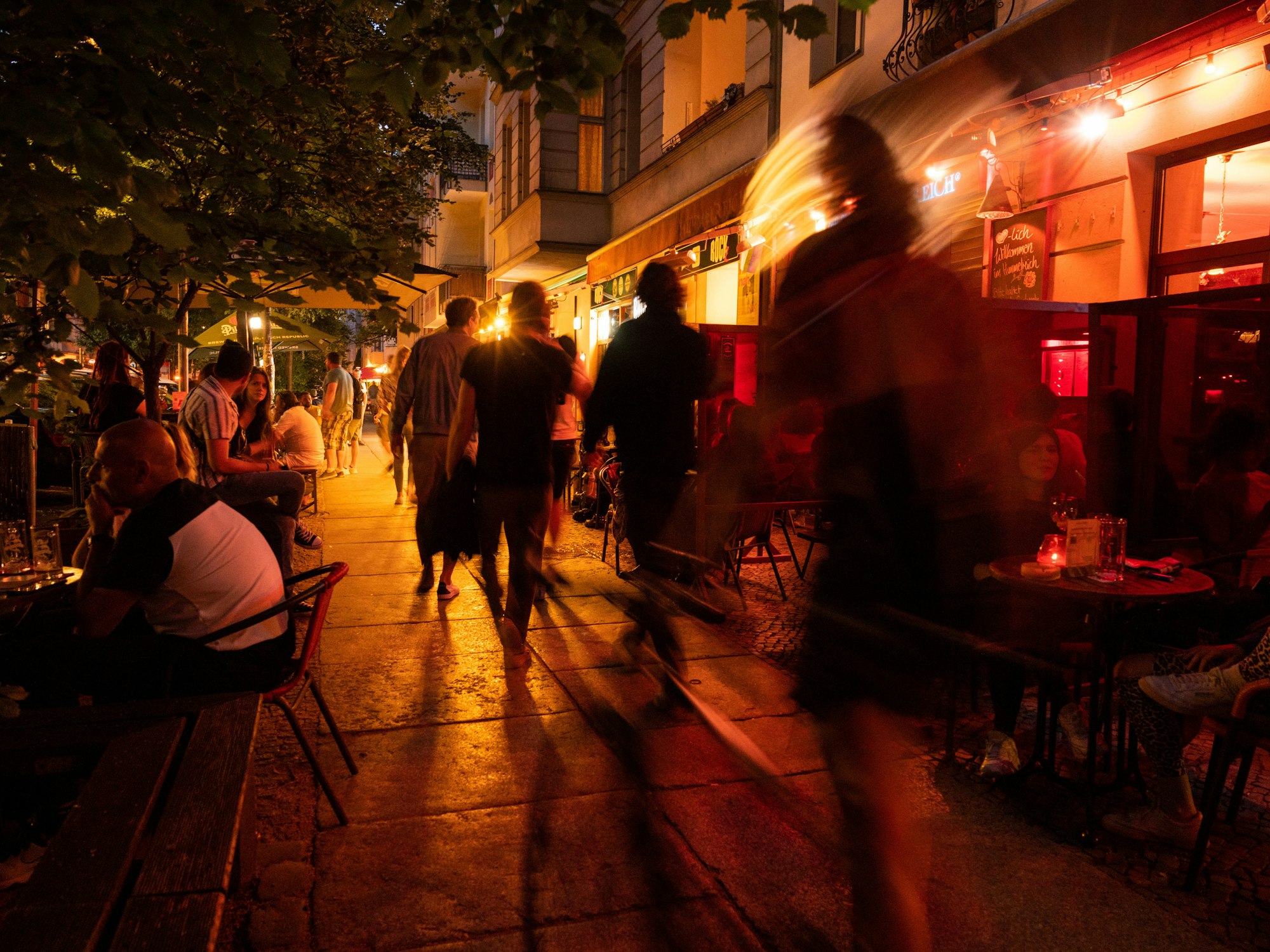 Der Wirt ist nach einem Streit um Corona-Regeln außer sich (hier ein Symbolfoto von Menschen vor Restaurants in Berlin).